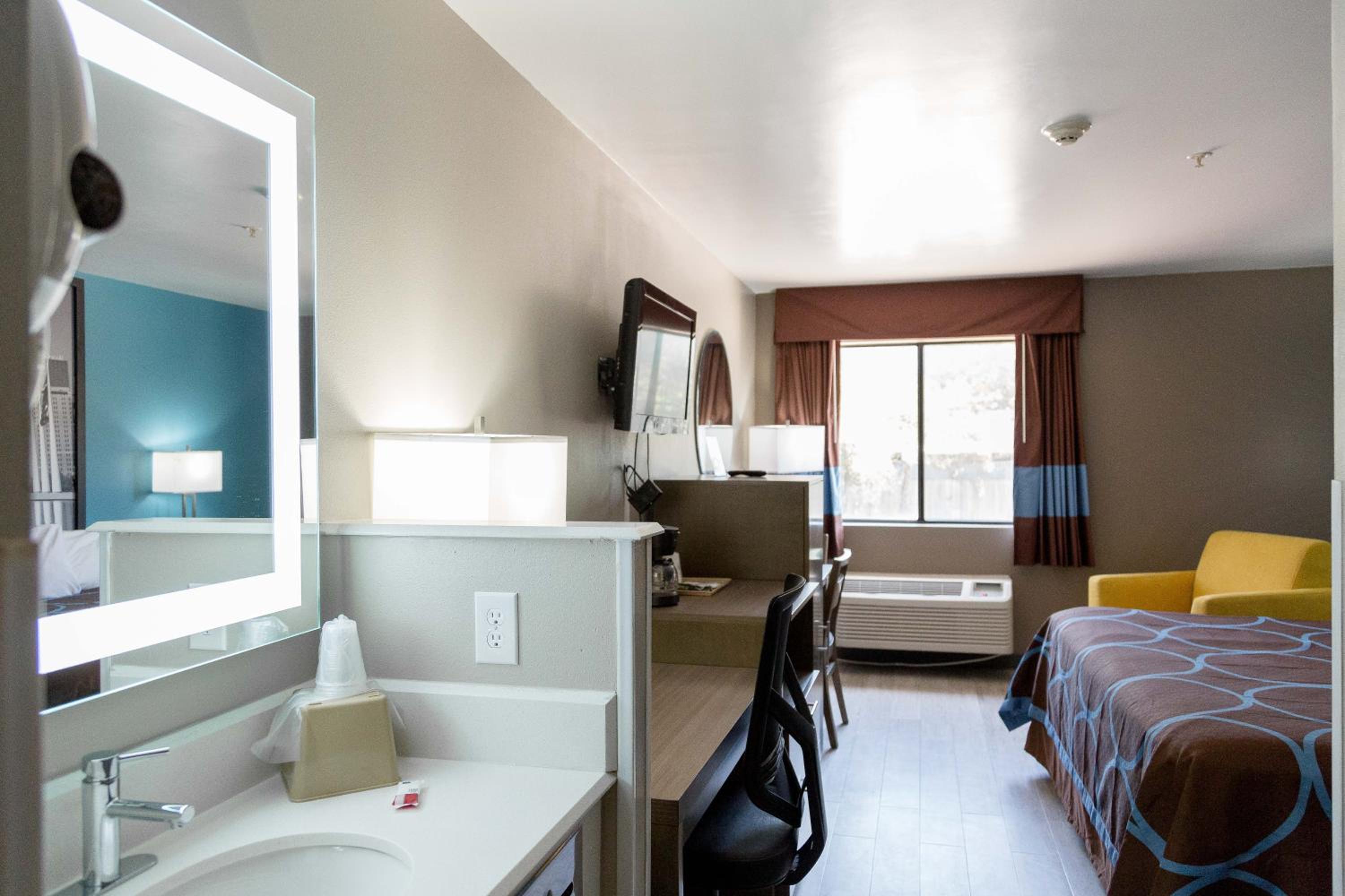 King Room - Non-Smoking - Photo 4