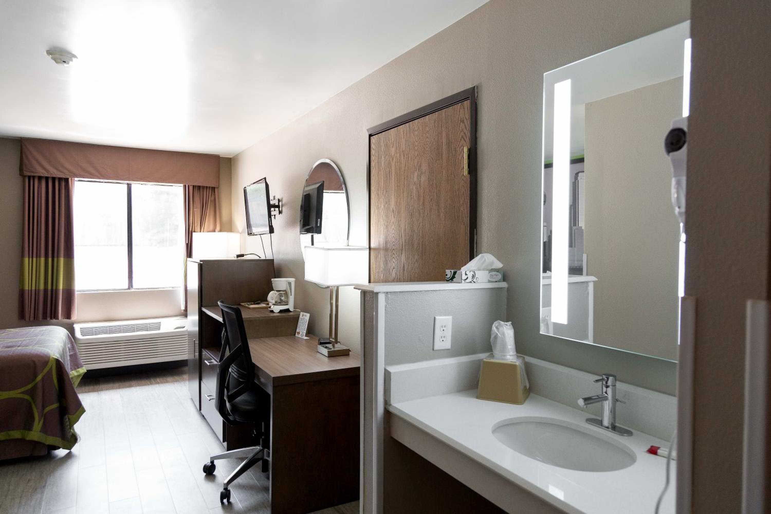 Queen Room with Bath Tub - Mobility Accessible/Non-Smoking - Photo 4