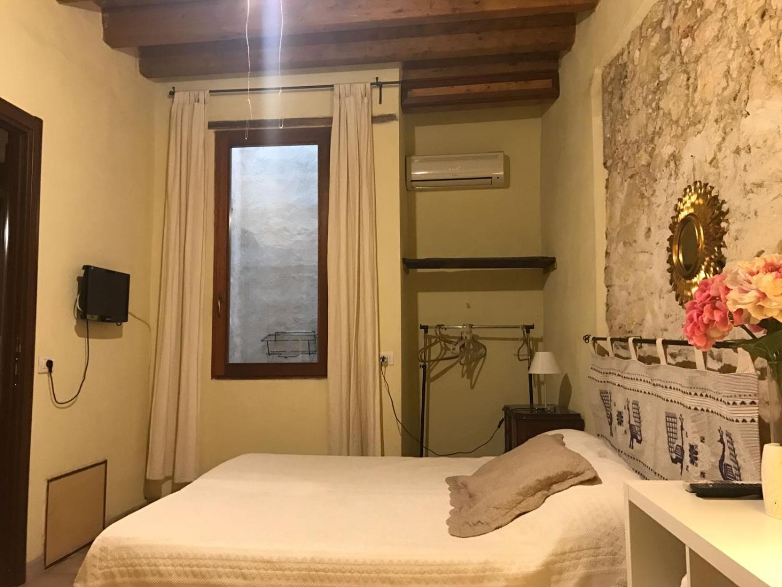 Economy Double Room photo 2