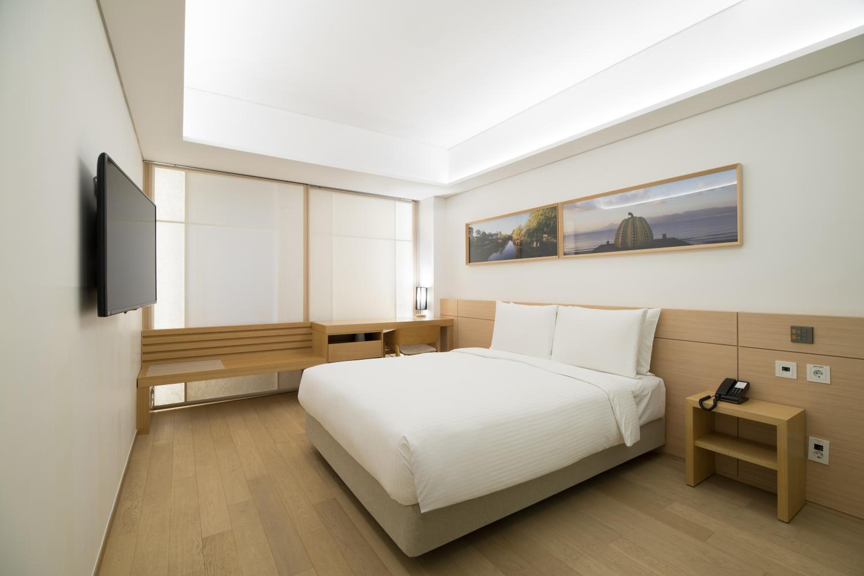 Staycation Offer - Deluxe Double With Early Check-In At 12pm And Late Check-Out At 6pm [30hours Stay]