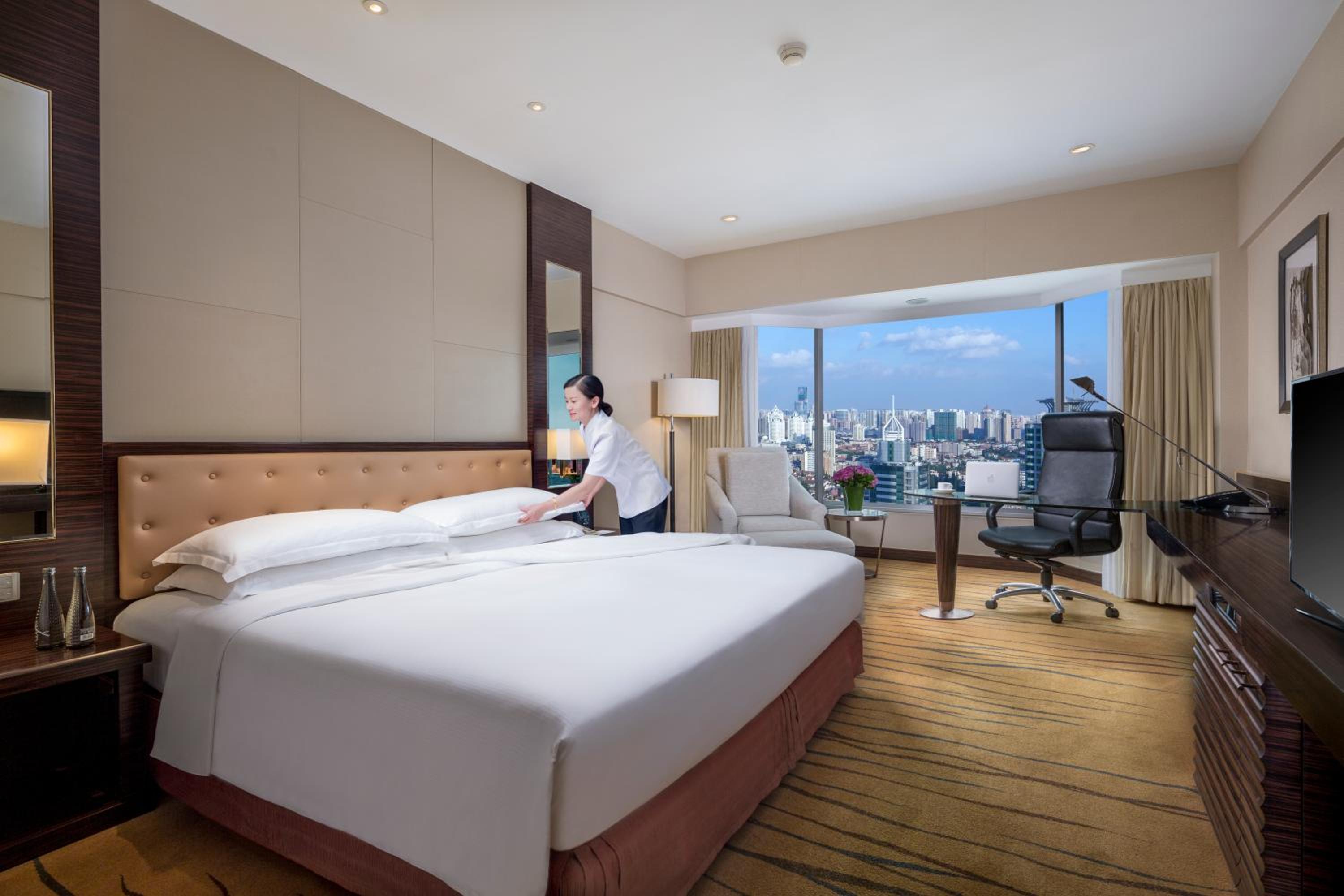 Executive Deluxe King - Free 24-hour parking for one car per night photo 2