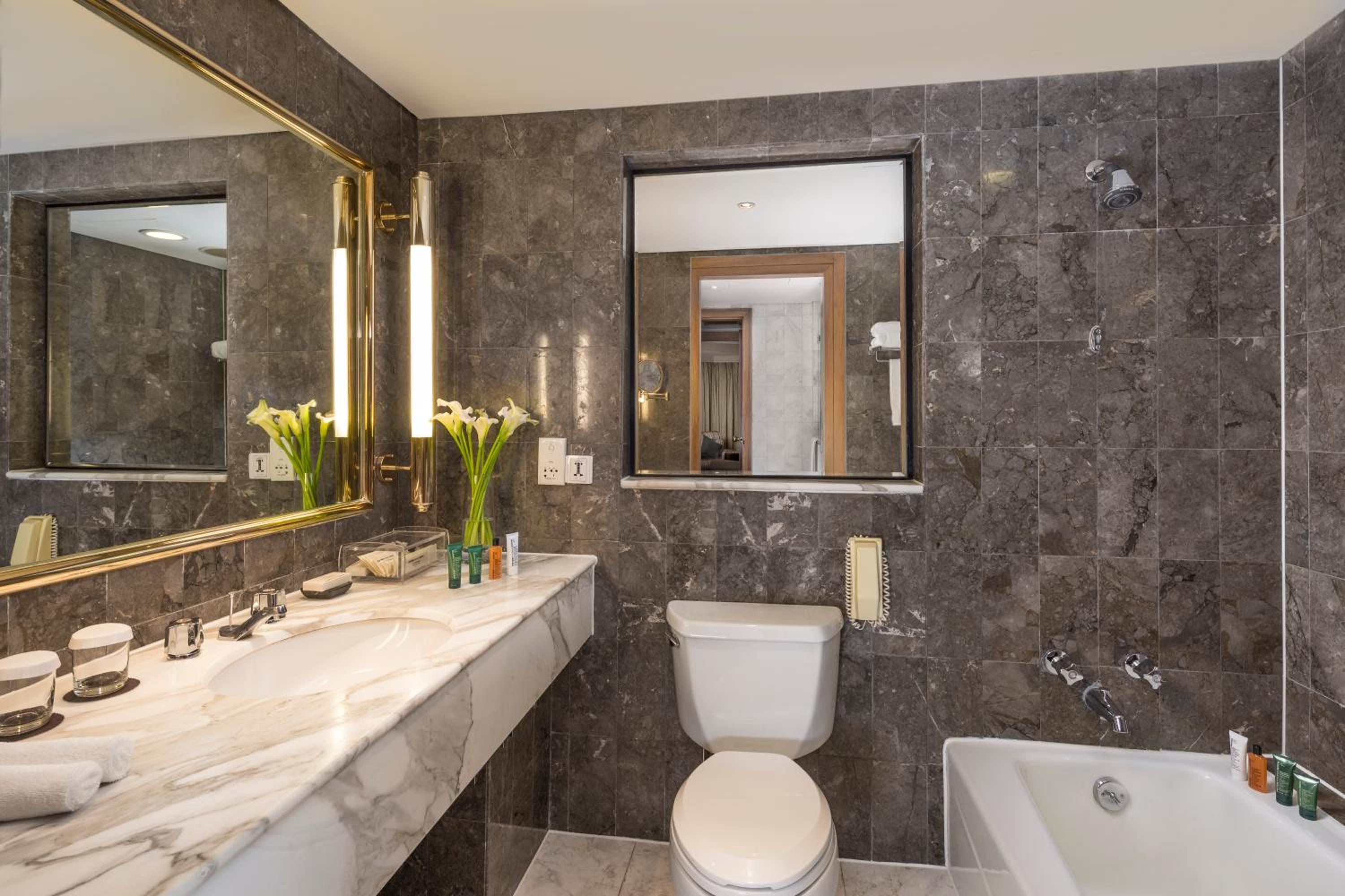 Executive Panorama Suite - Free 24-hour parking for one car per night photo 2