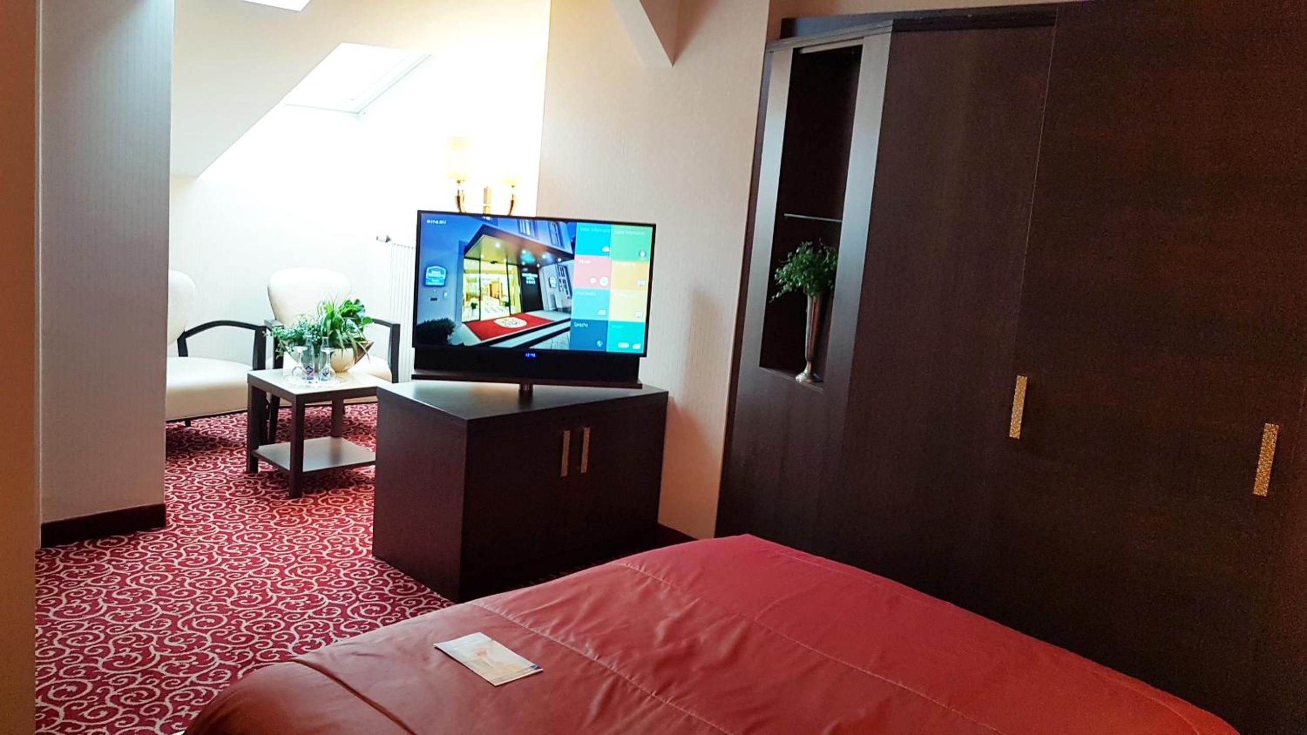 Deluxe Double Room thumbnail 6