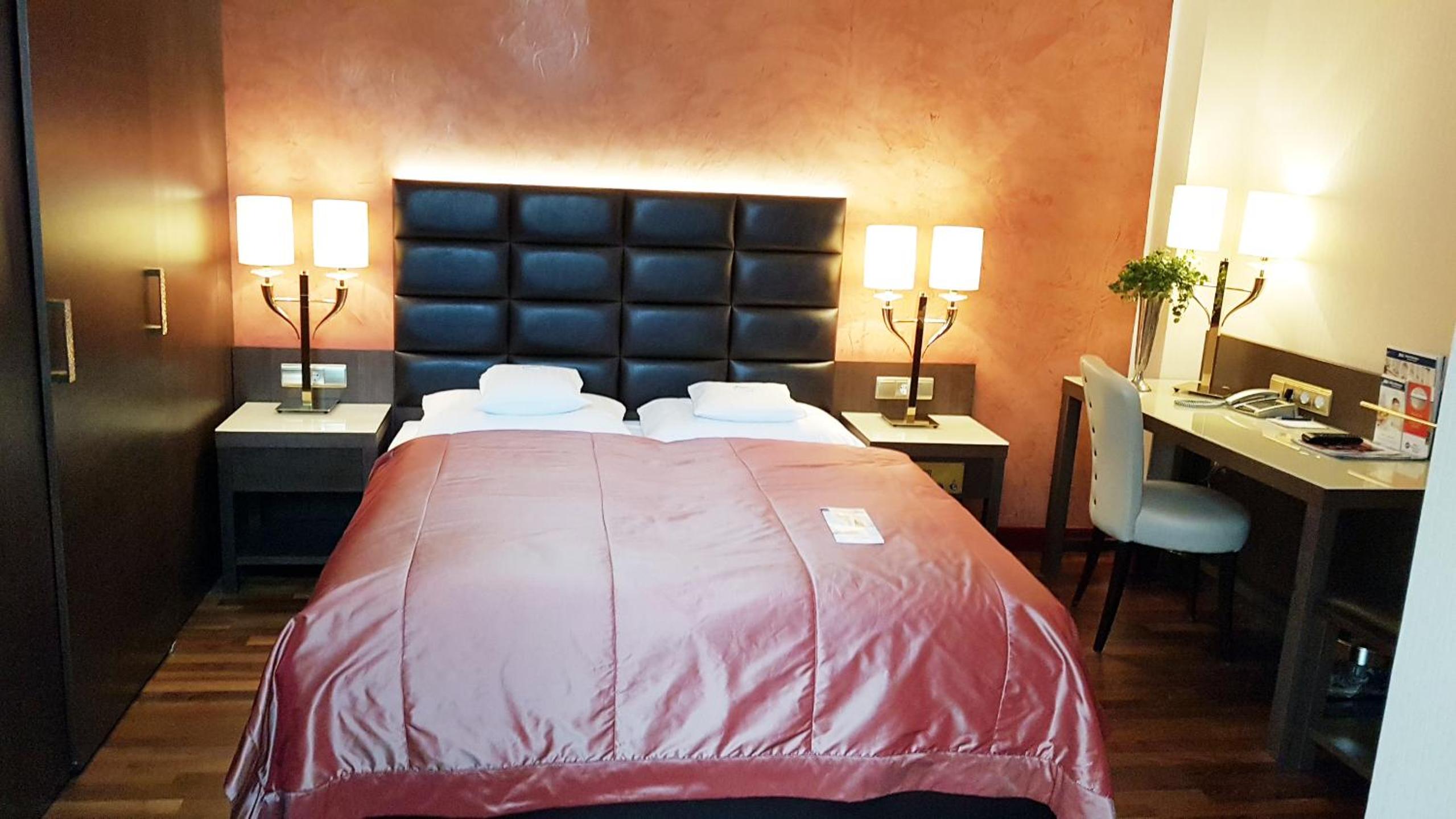 Standard Double Room thumbnail 5
