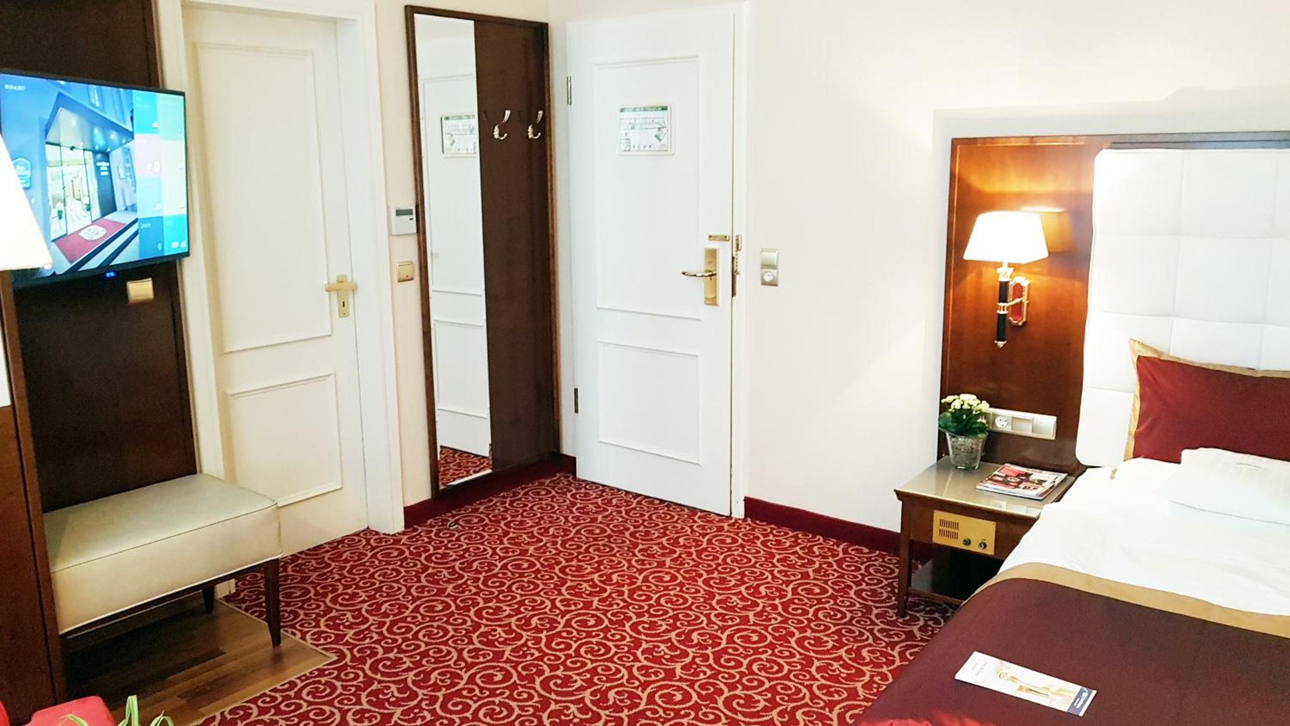 Deluxe Single Room thumbnail 6