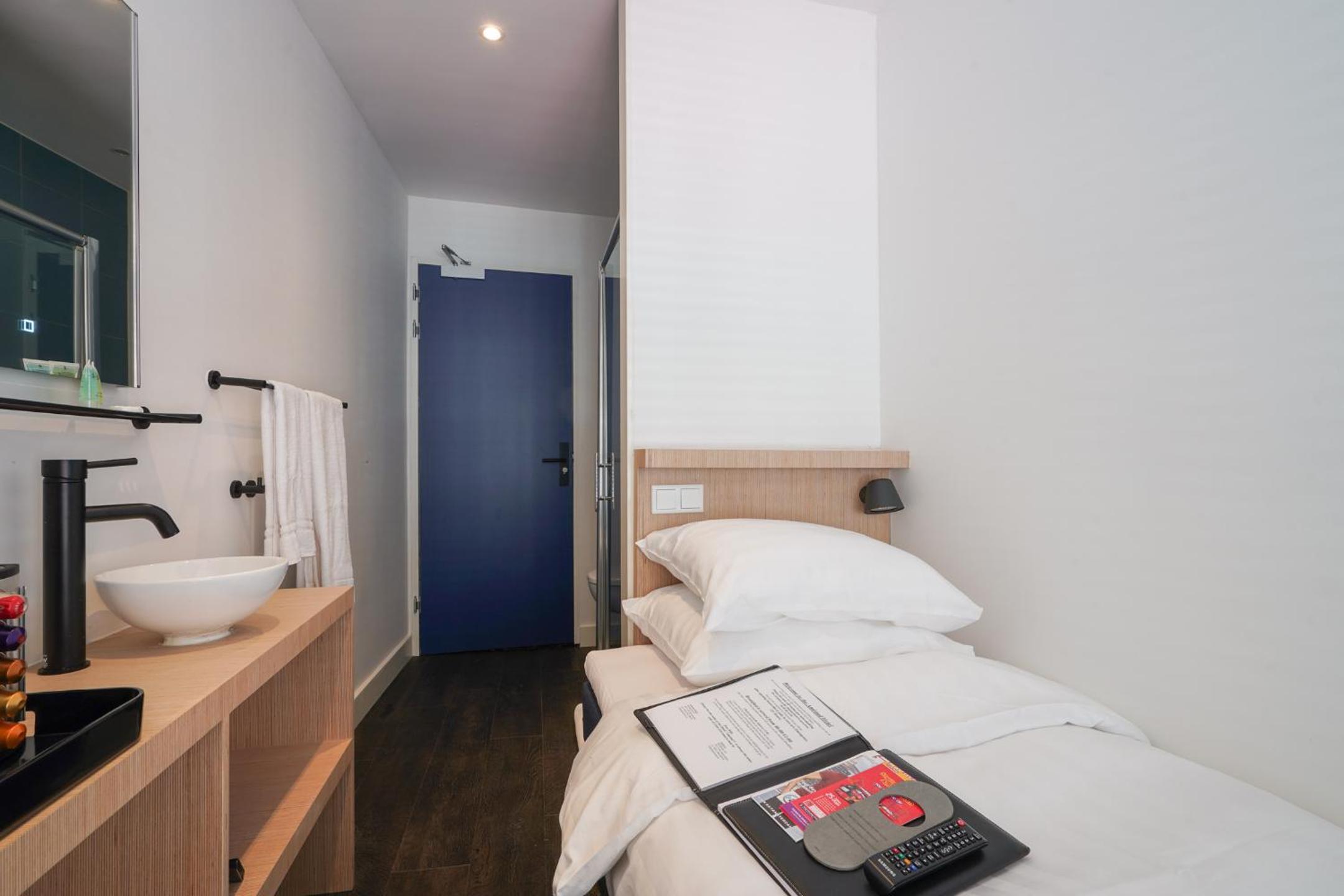 Single Room with Private Bathroom photo 2