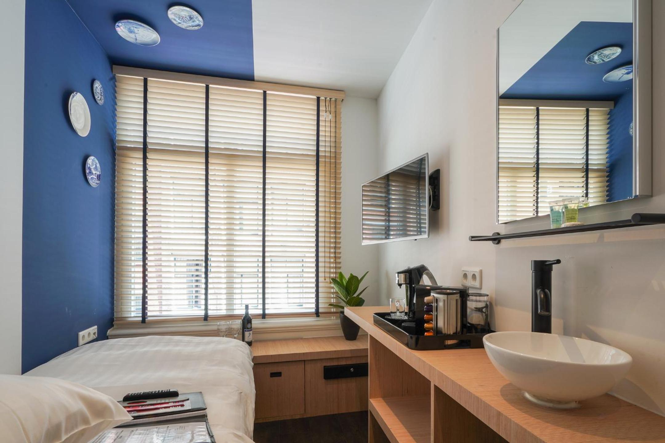 Single Room with Private Bathroom photo 1