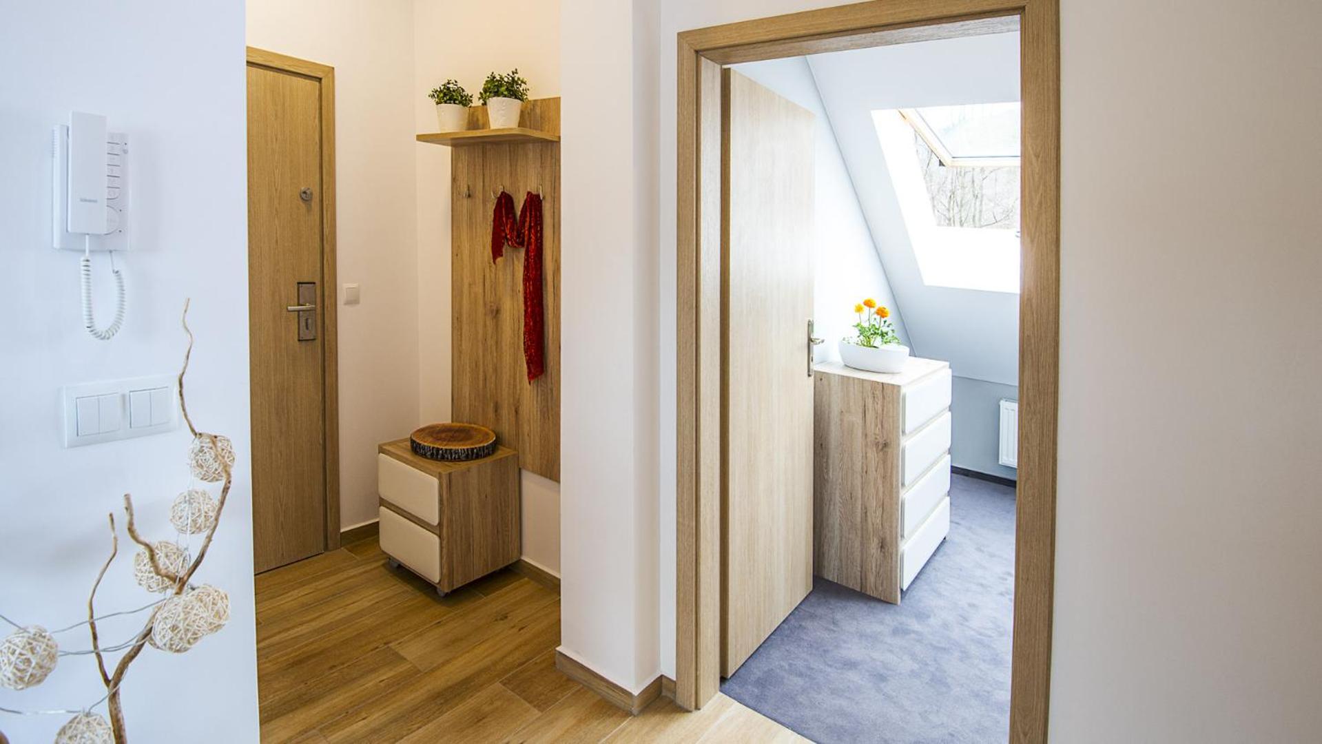 Deluxe Two-Bedroom Apartment with Balcony and air conditioning in the Attic - Photo 12