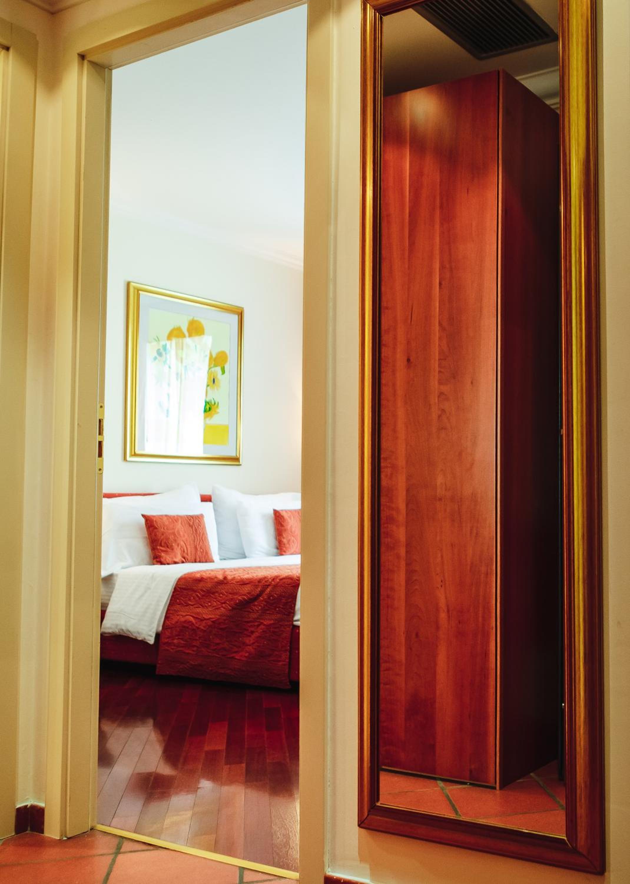 Suite - Photo 19