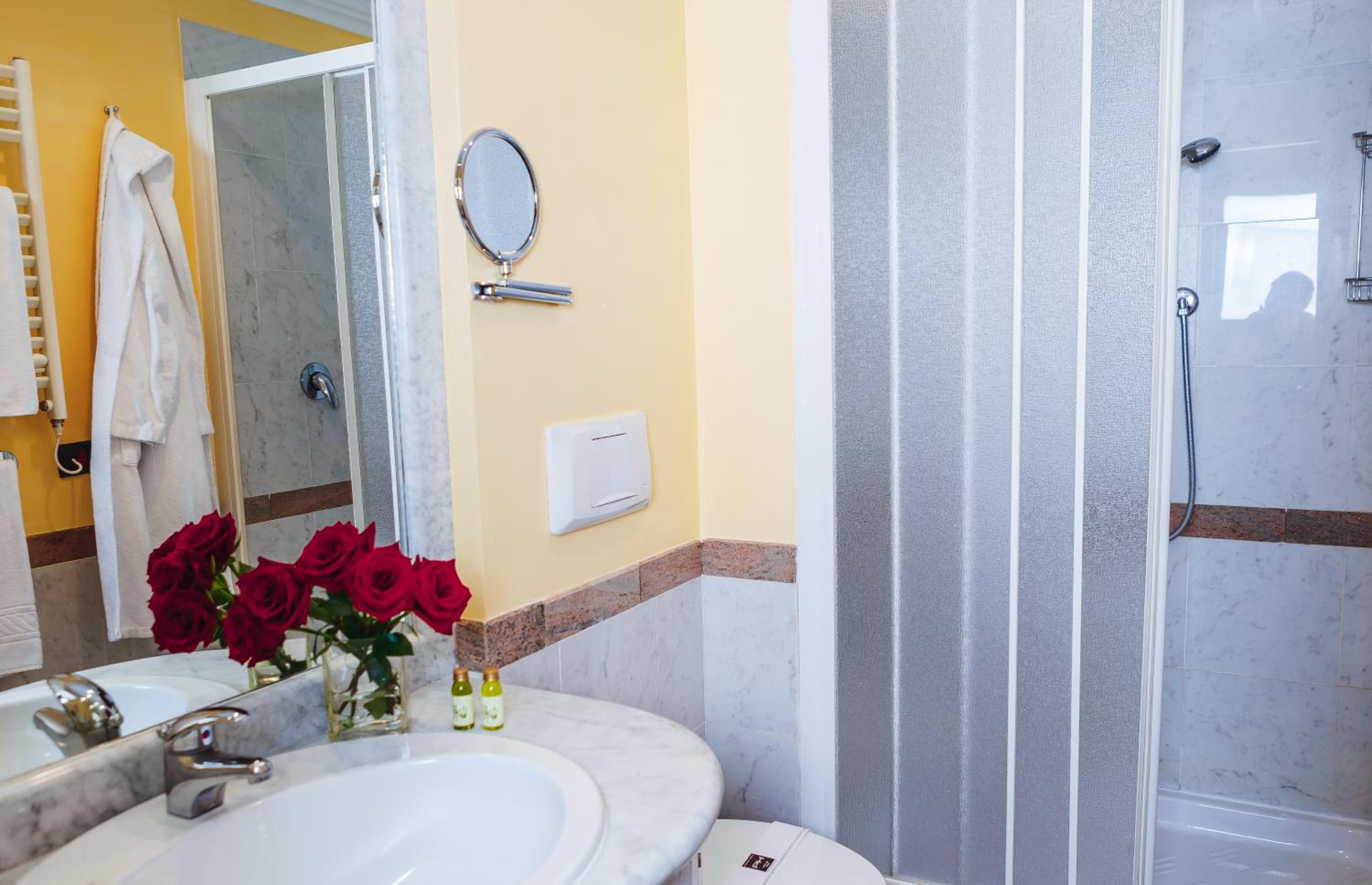 Suite - Photo 15
