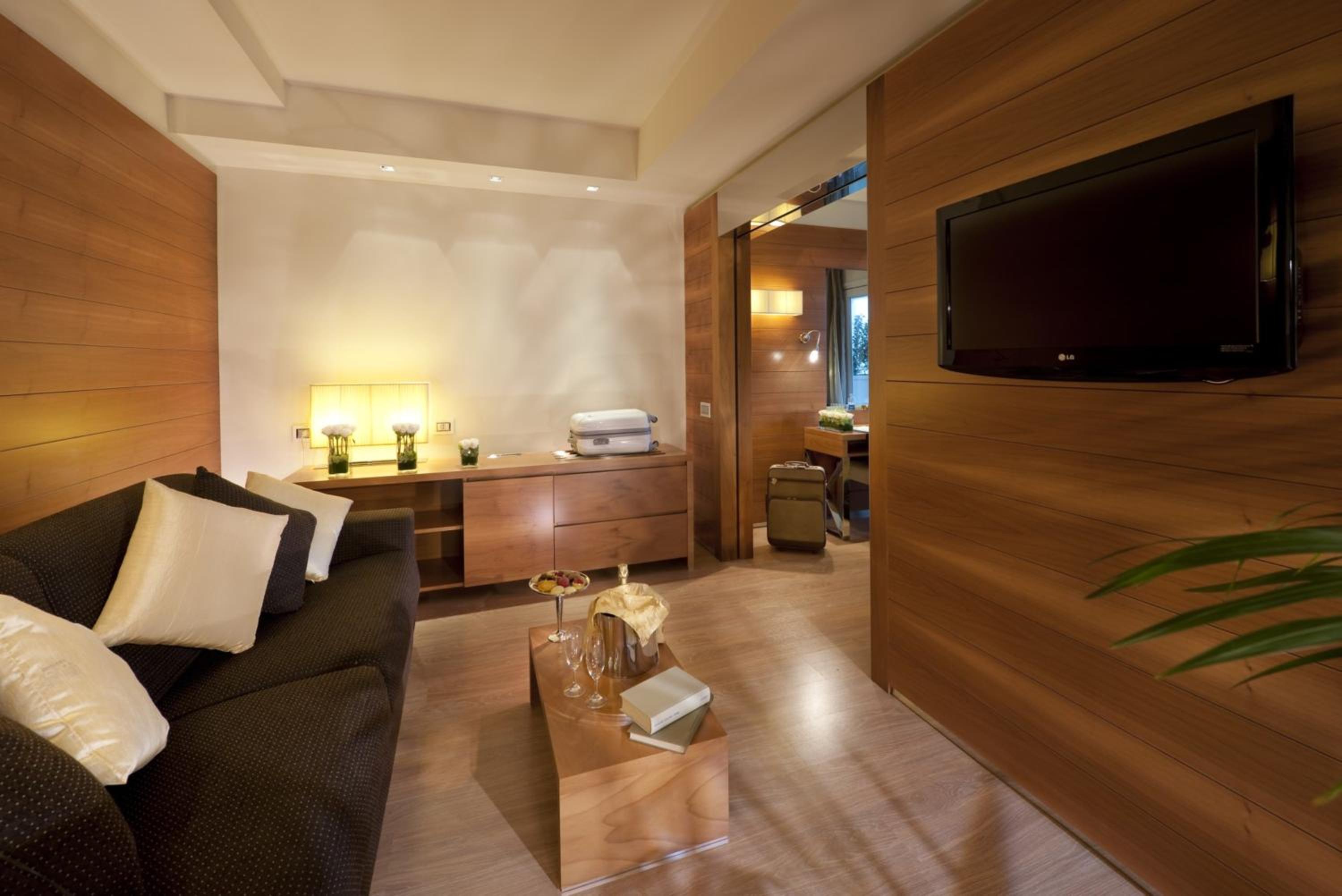 Suite - Photo 8
