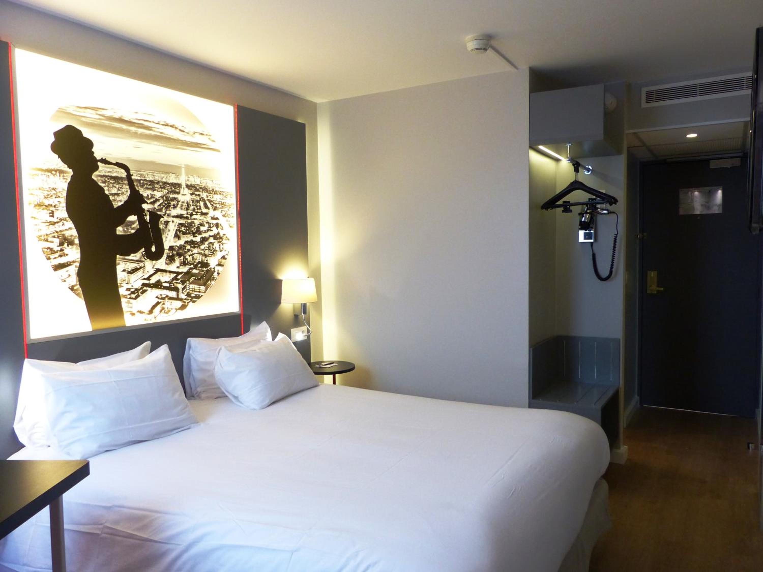 Standard Queen Room - Photo 7