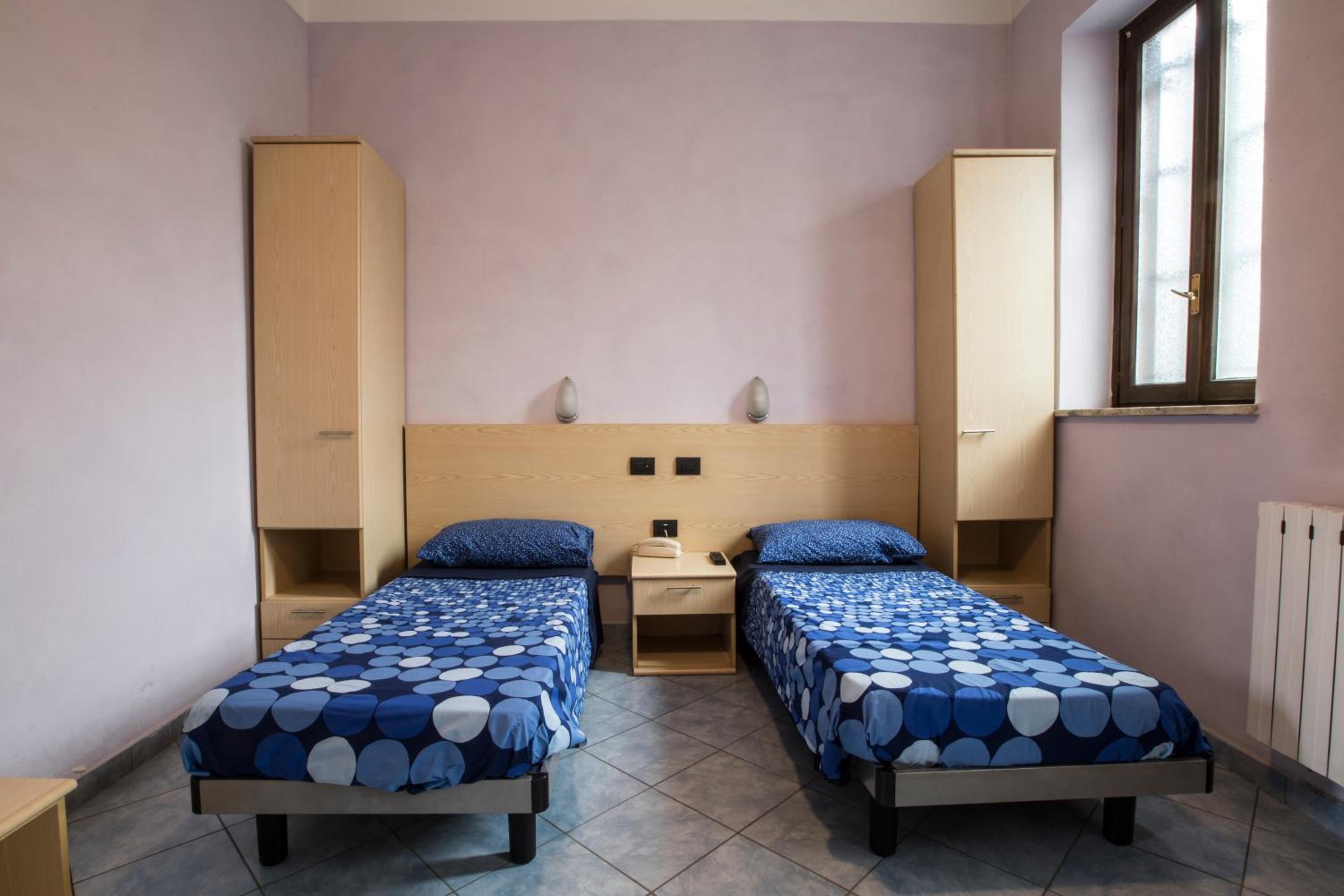 Standard Twin Room - Photo 3