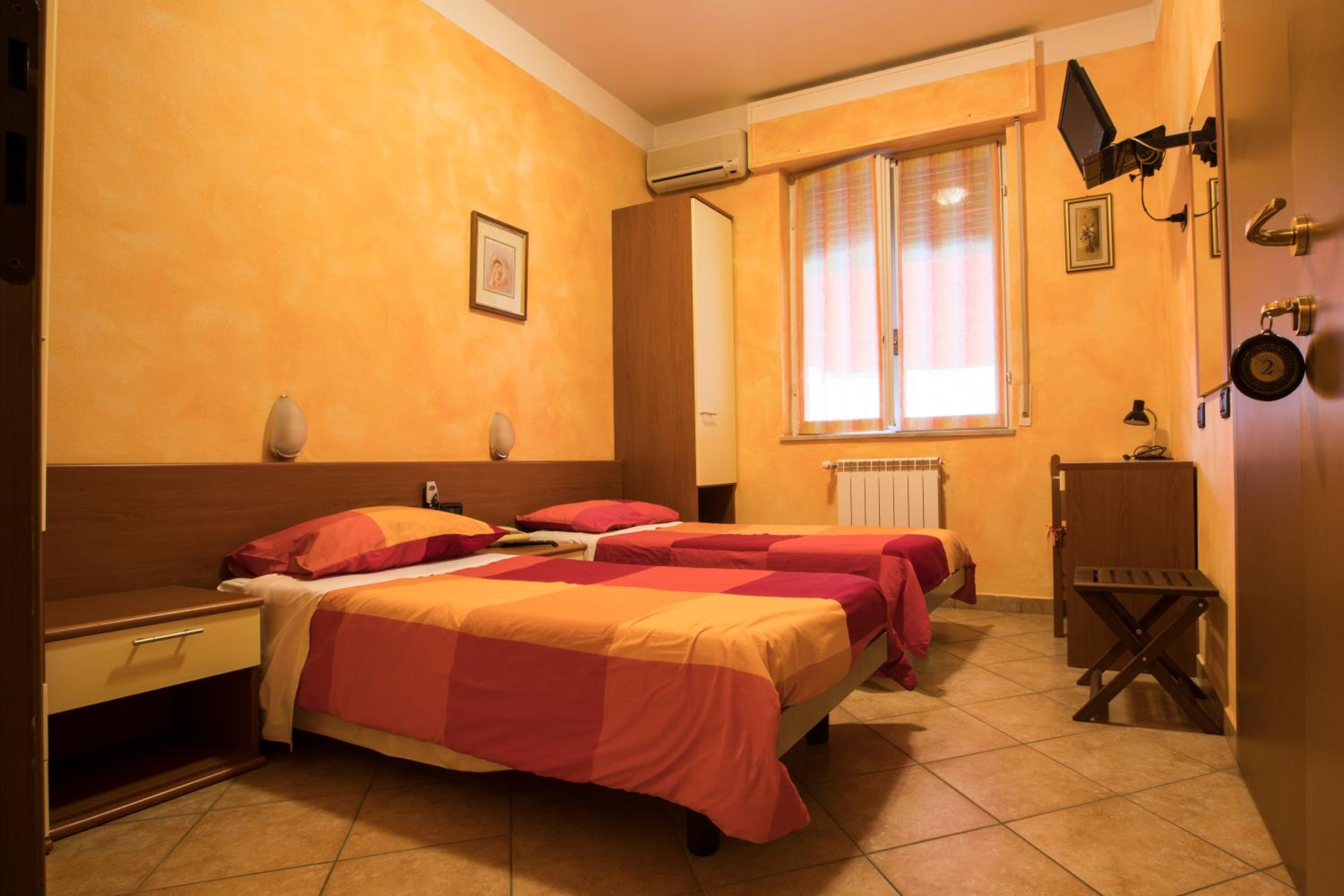 Standard Twin Room - Photo 15