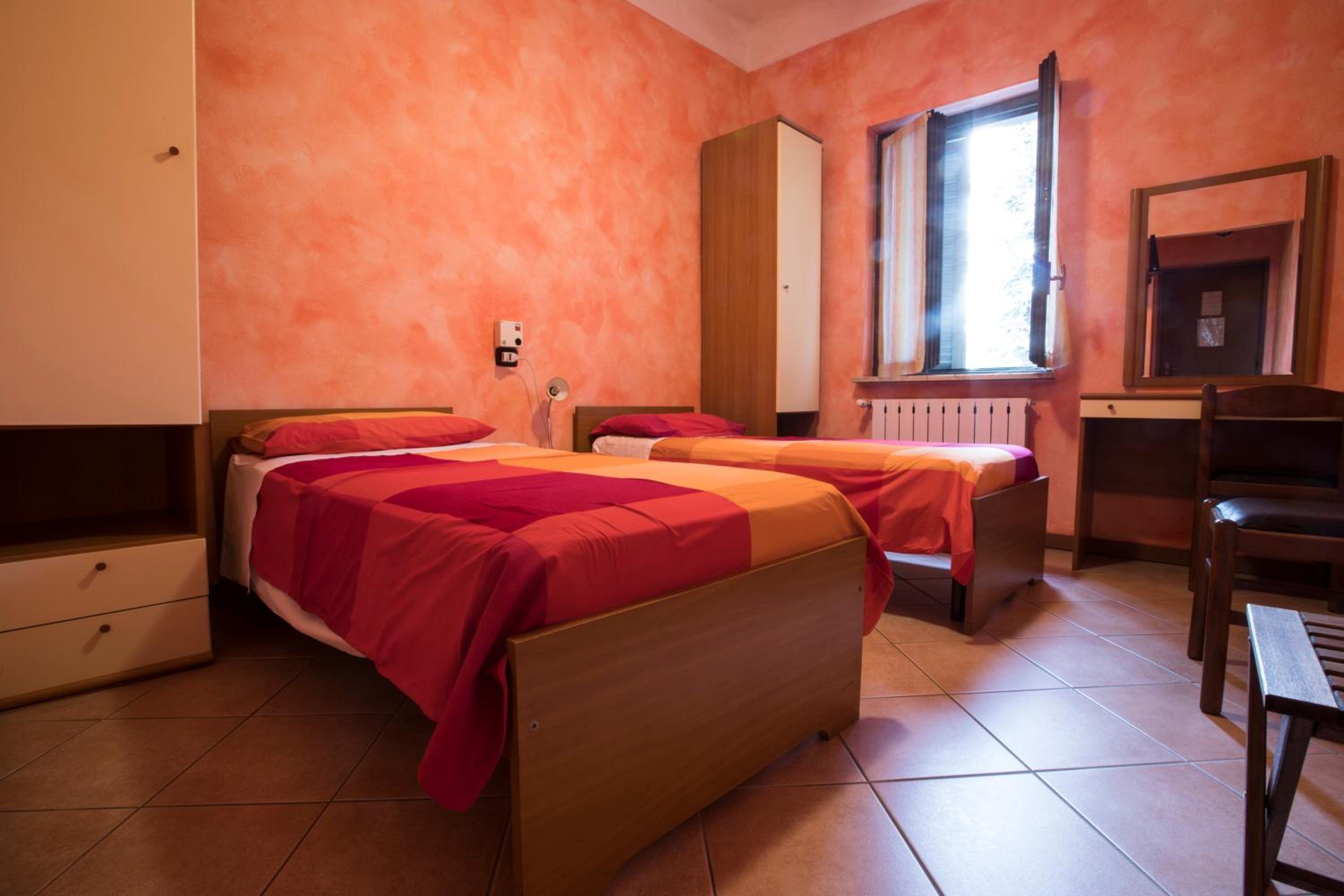 Standard Twin Room - Photo 14