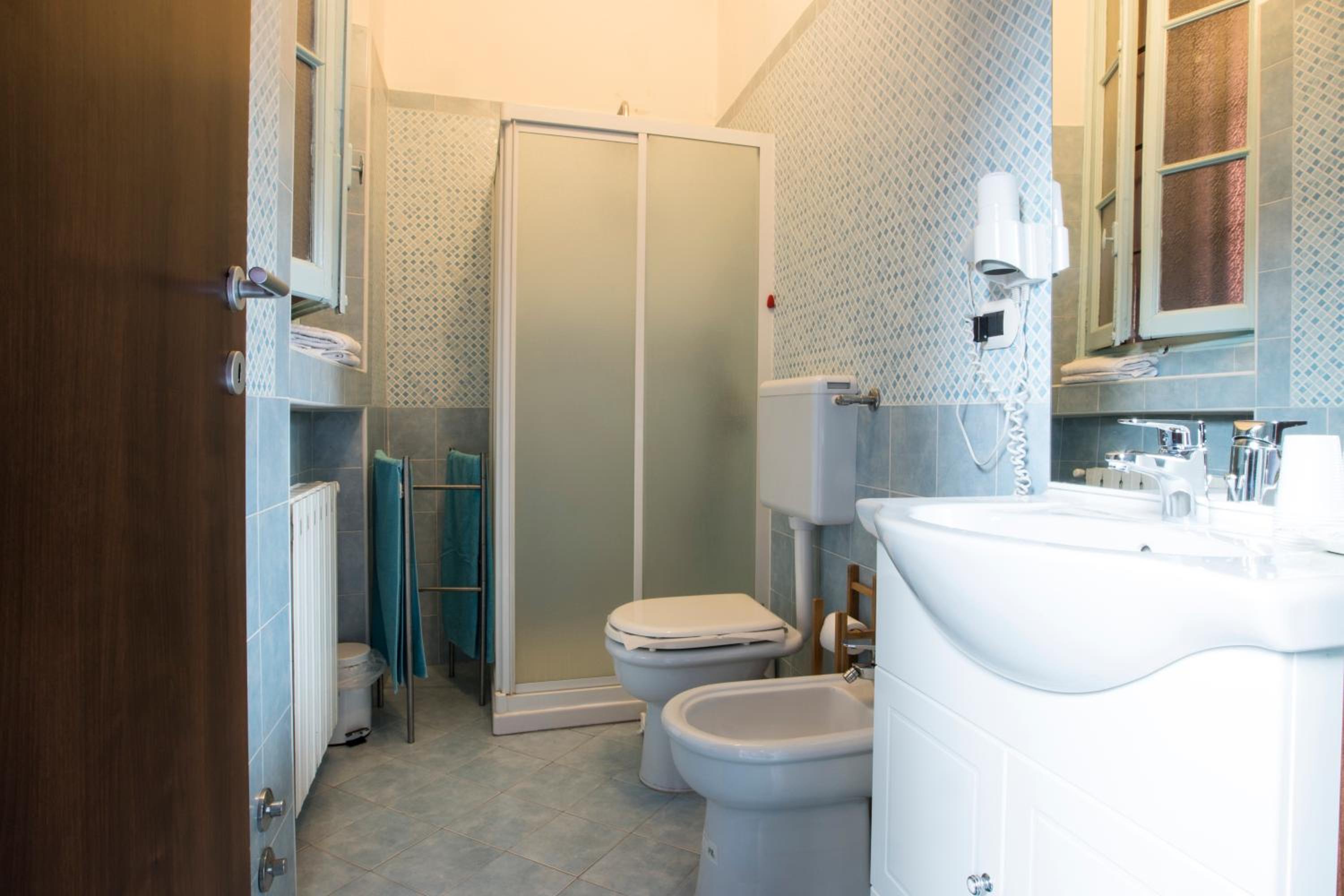 Standard Twin Room - Photo 4