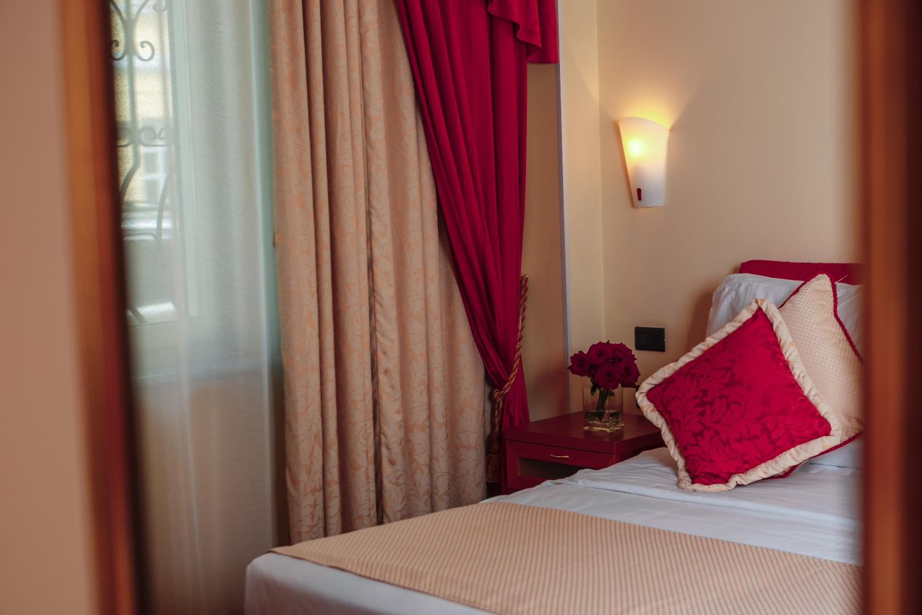 Deluxe Double or Twin Room photo 3