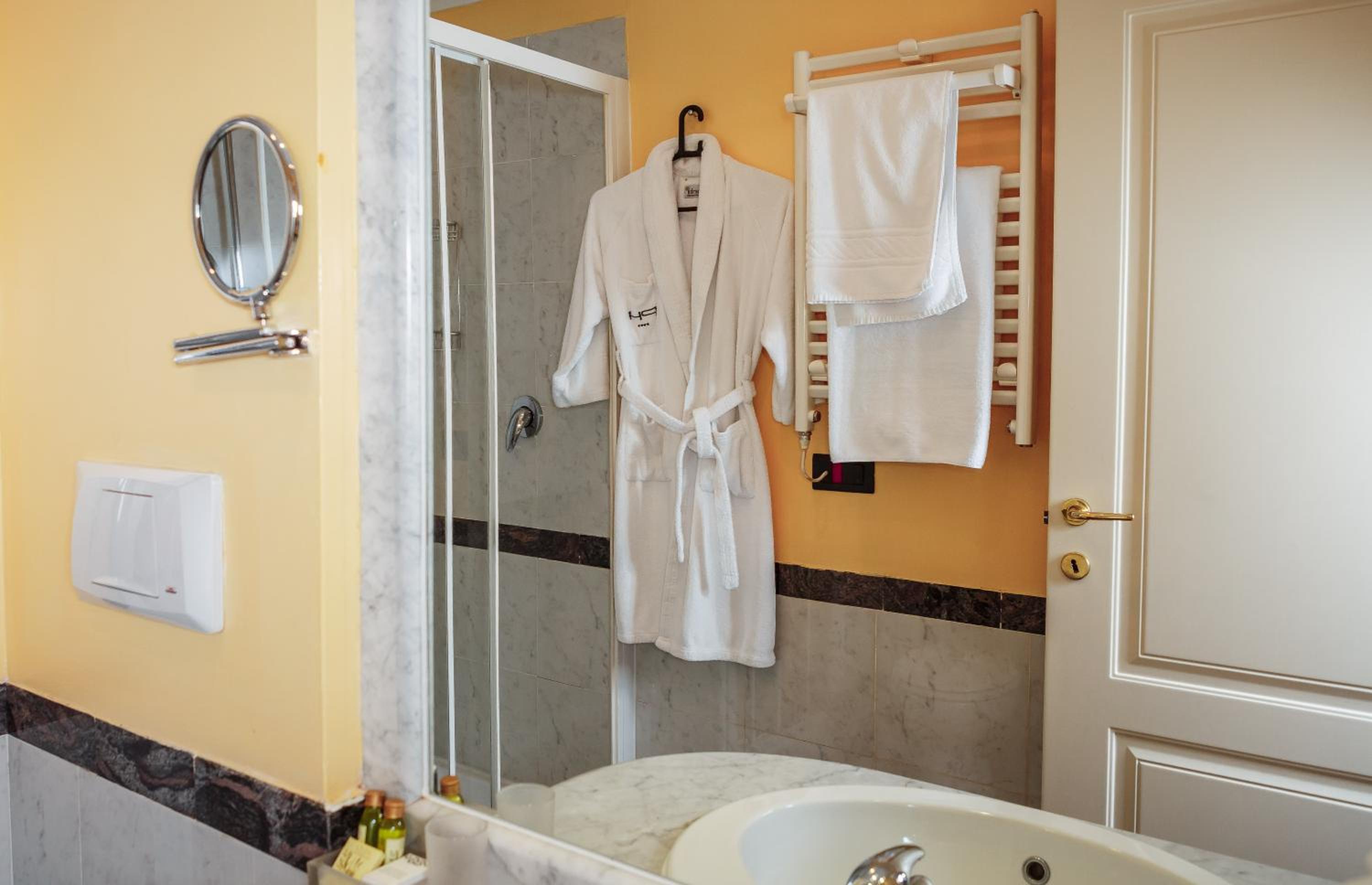 Suite - Photo 13