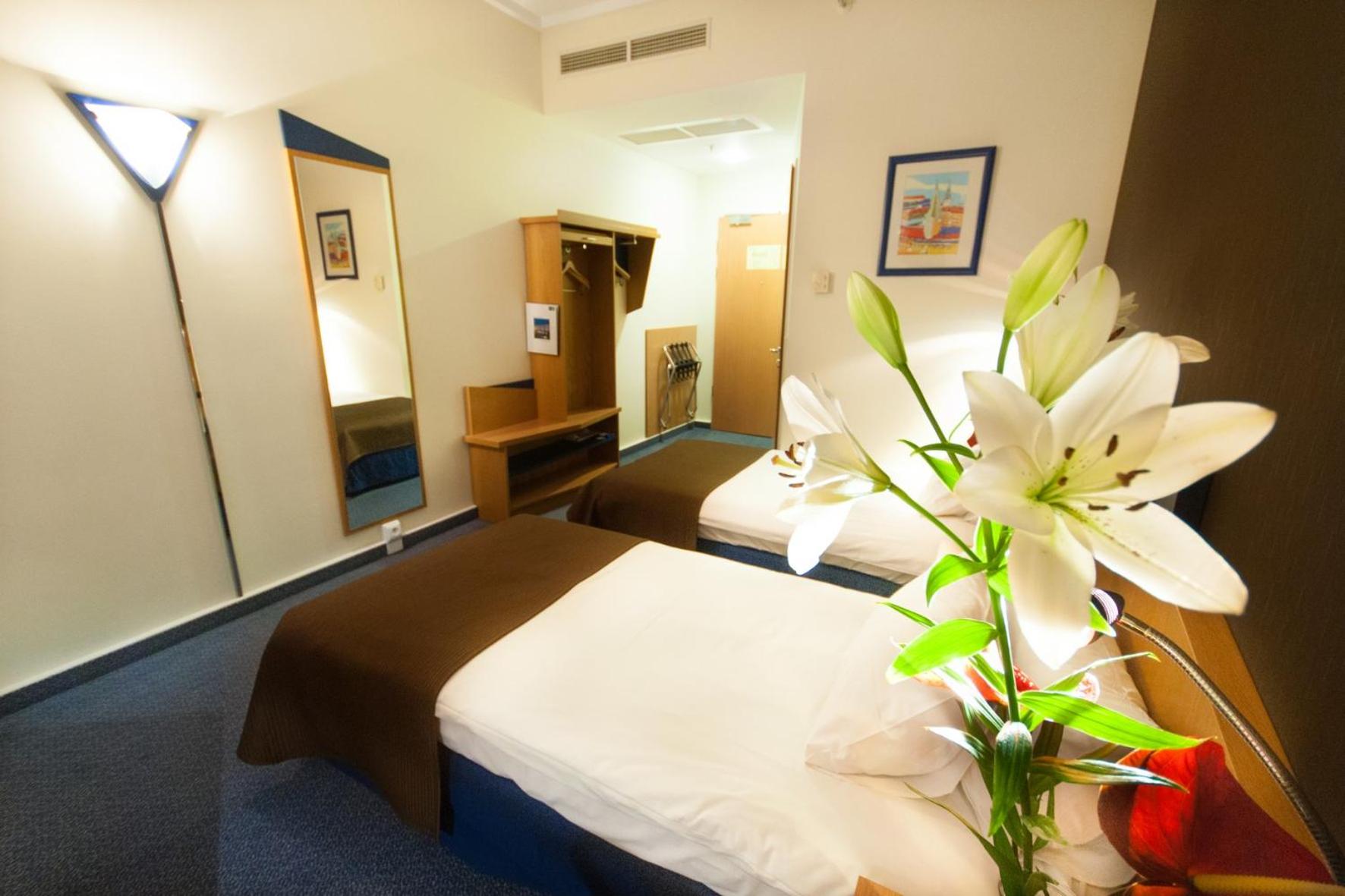 Standard Twin Room - Photo 4