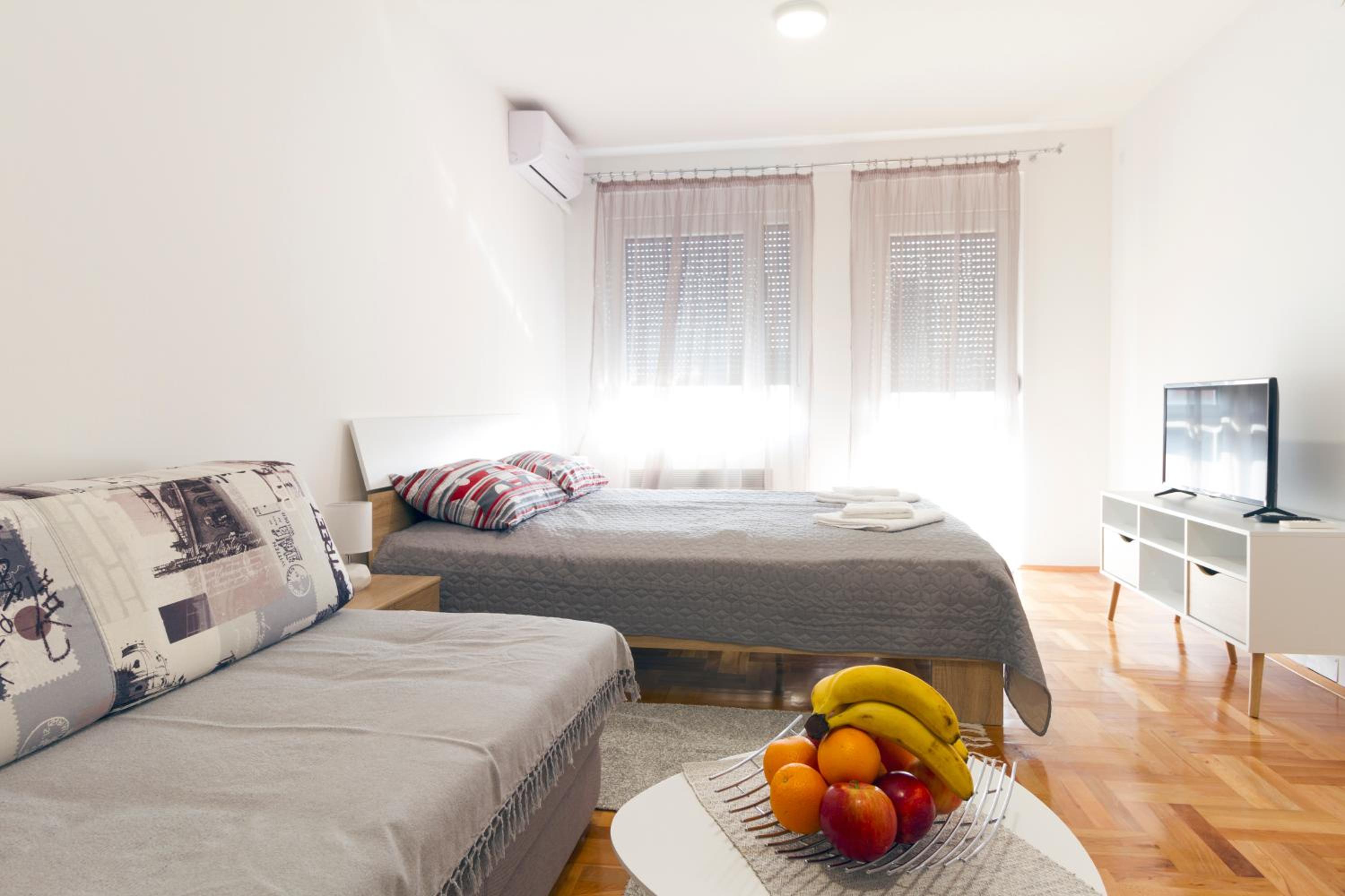 Studio Apartment - Photo 1