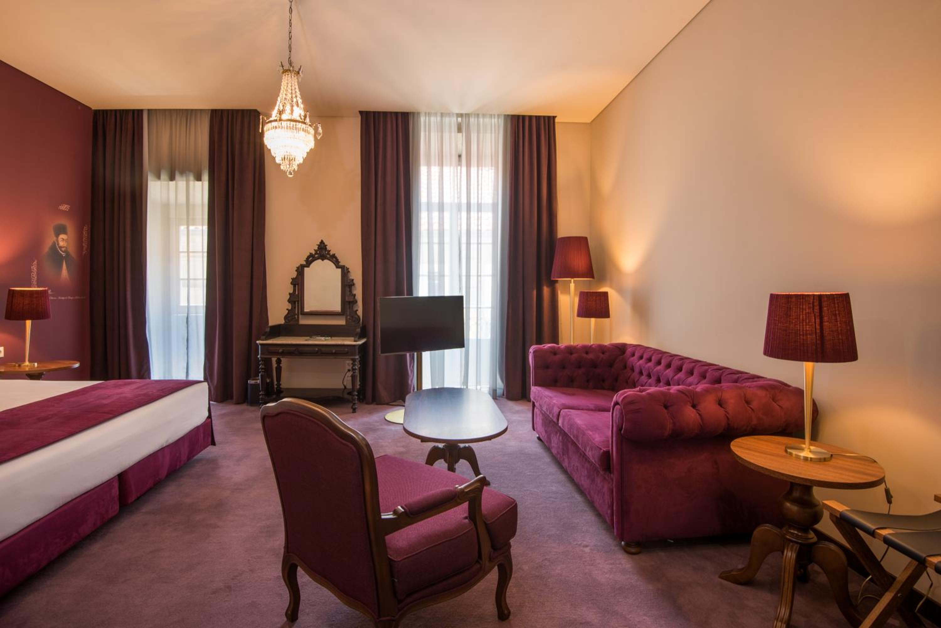 Palace Family Room thumbnail 5
