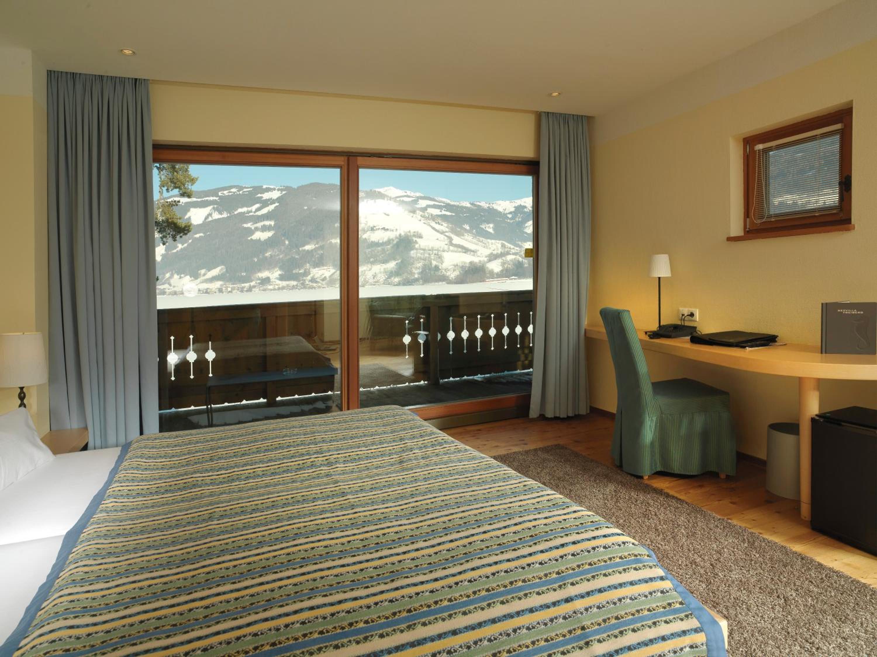 Deluxe Double Room with Lake Access - Photo 1