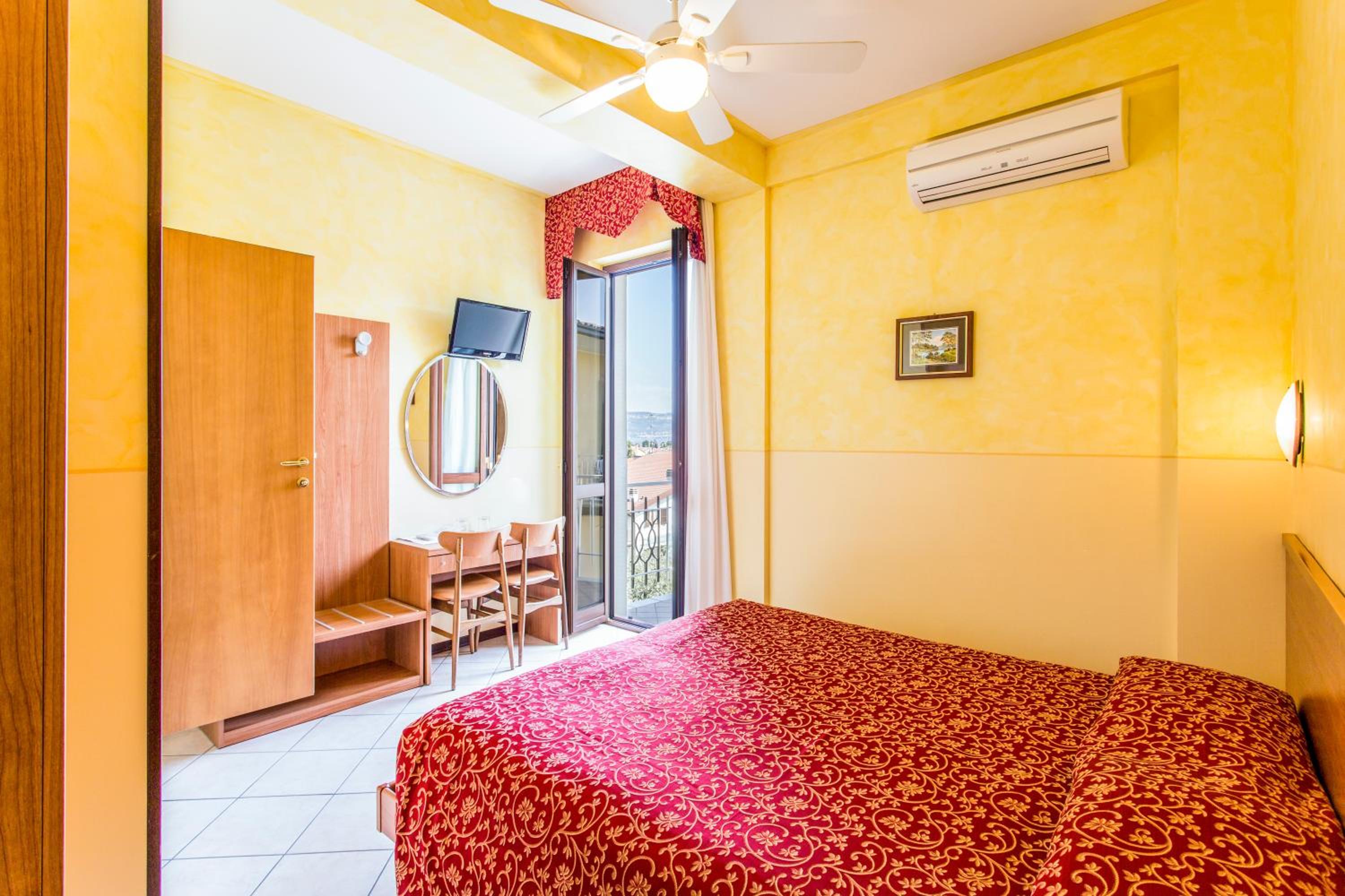Double Room with Balcony photo 3