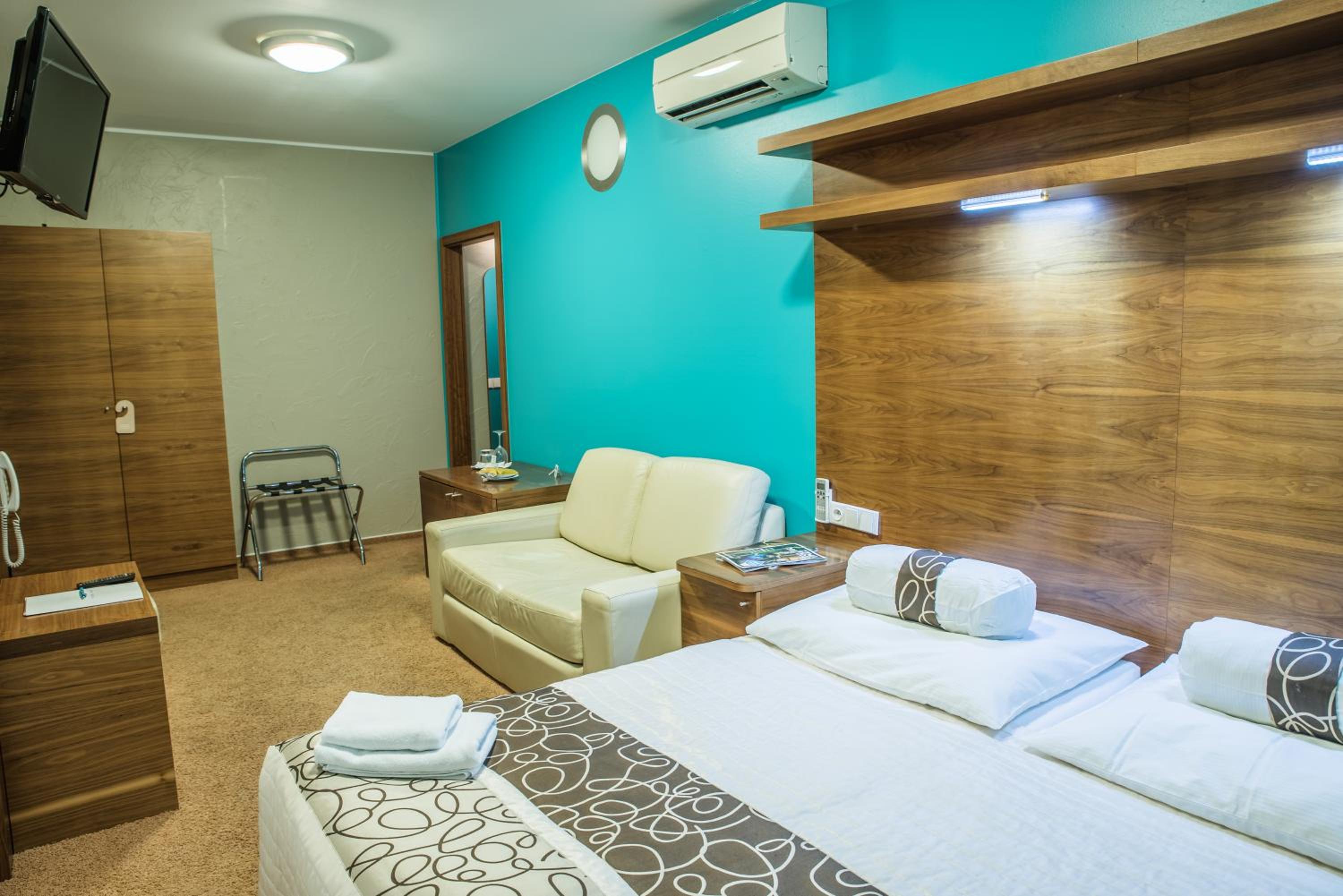 Officer's Cabin - Deluxe Double or Twin Room photo 2