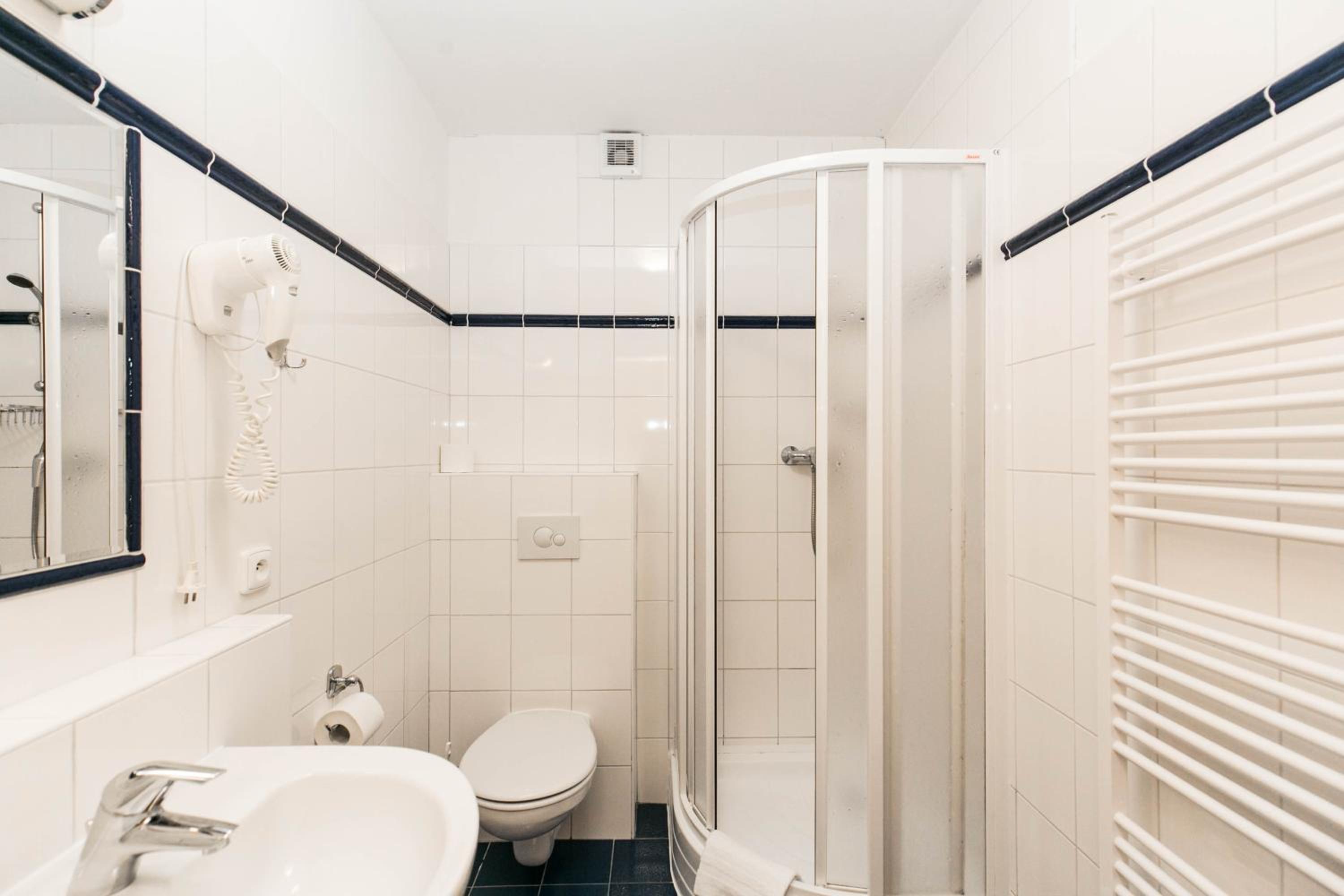 Double or Twin Room - Photo 3