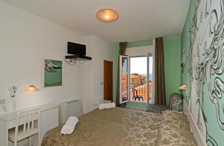 Double Room with Balcony and Partial Sea View - Photo 1