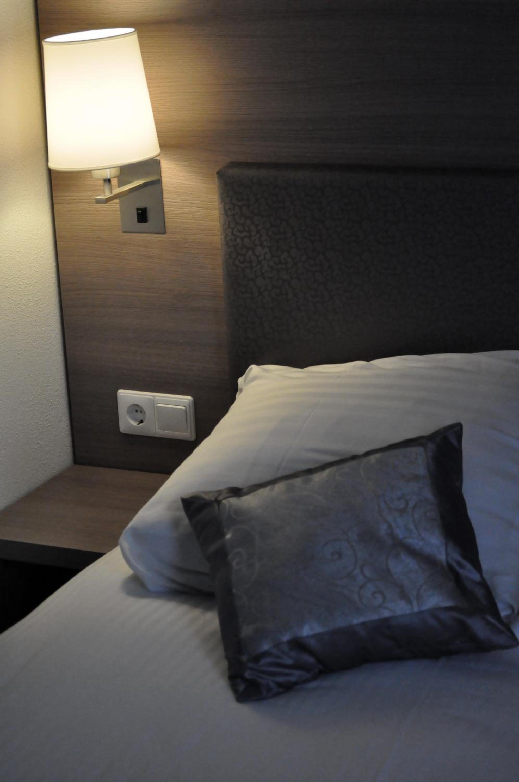 Small Double or Twin Room thumbnail 6