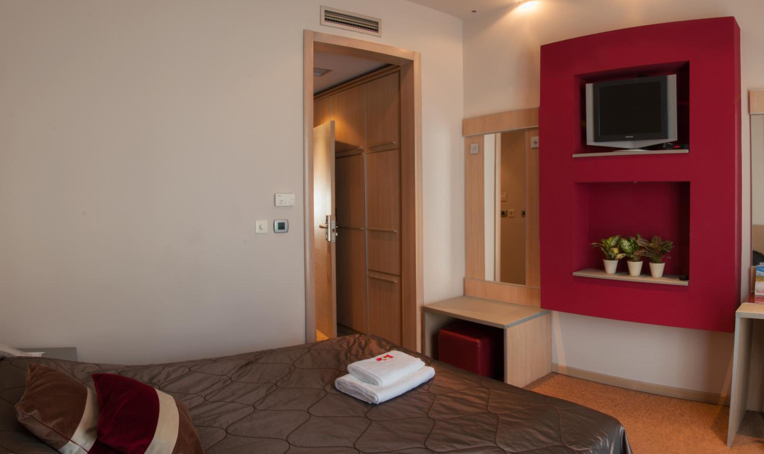 Double Room - Photo 5
