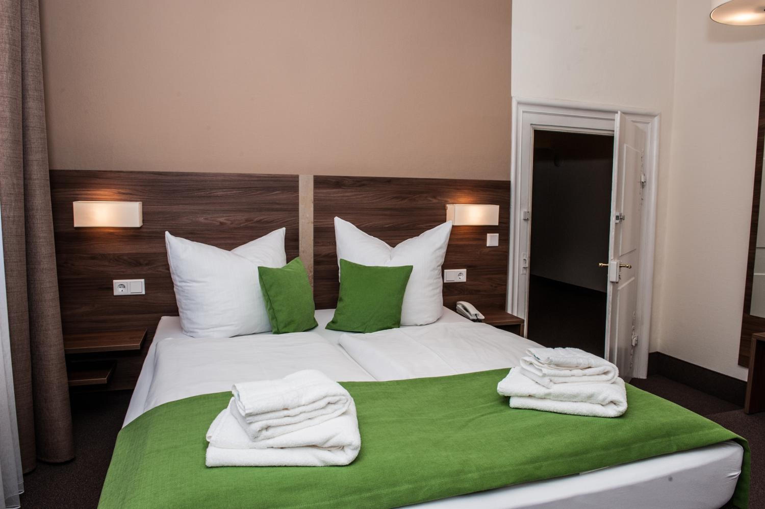 Standard Double Room - Photo 7