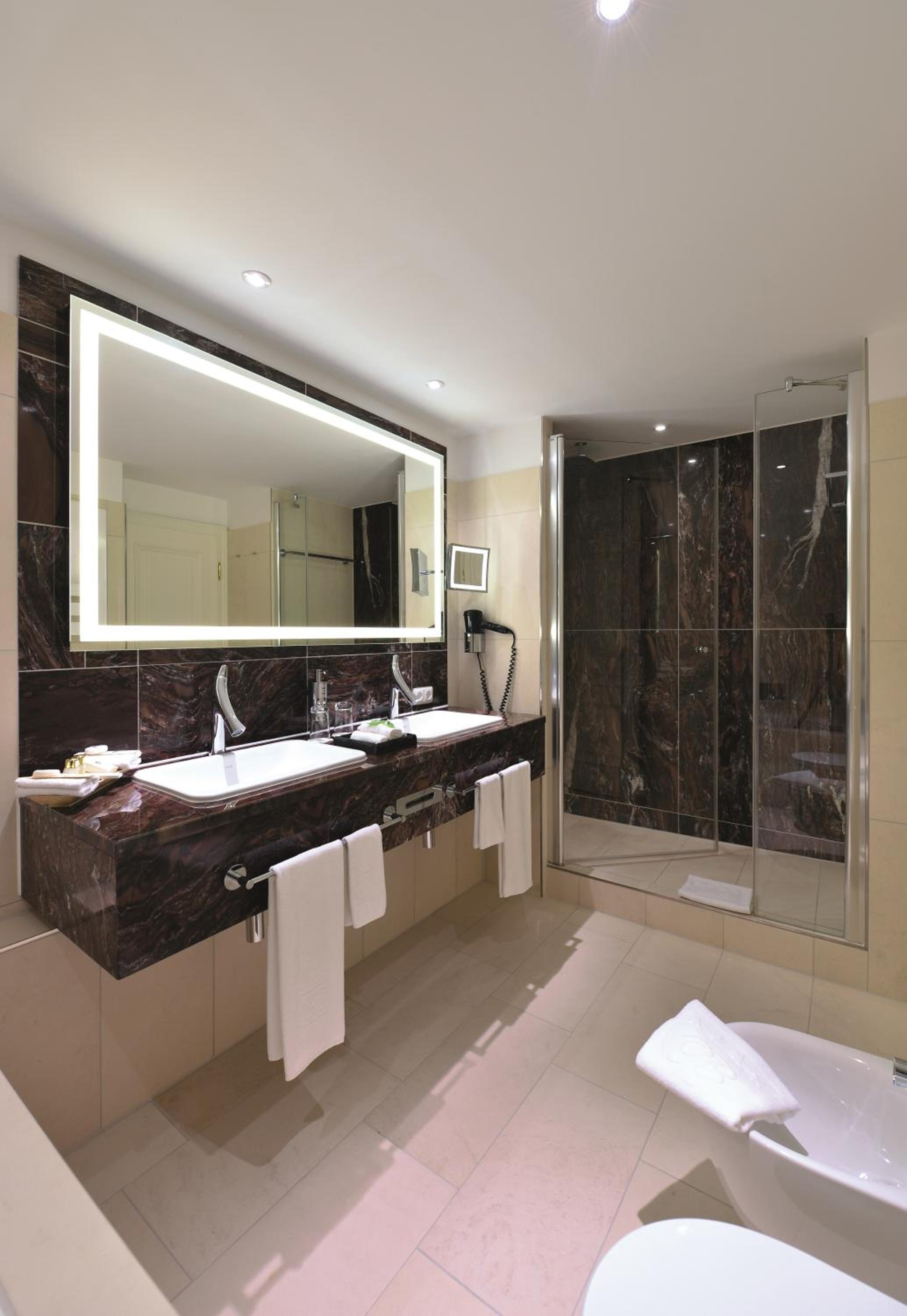 Suite - Photo 9