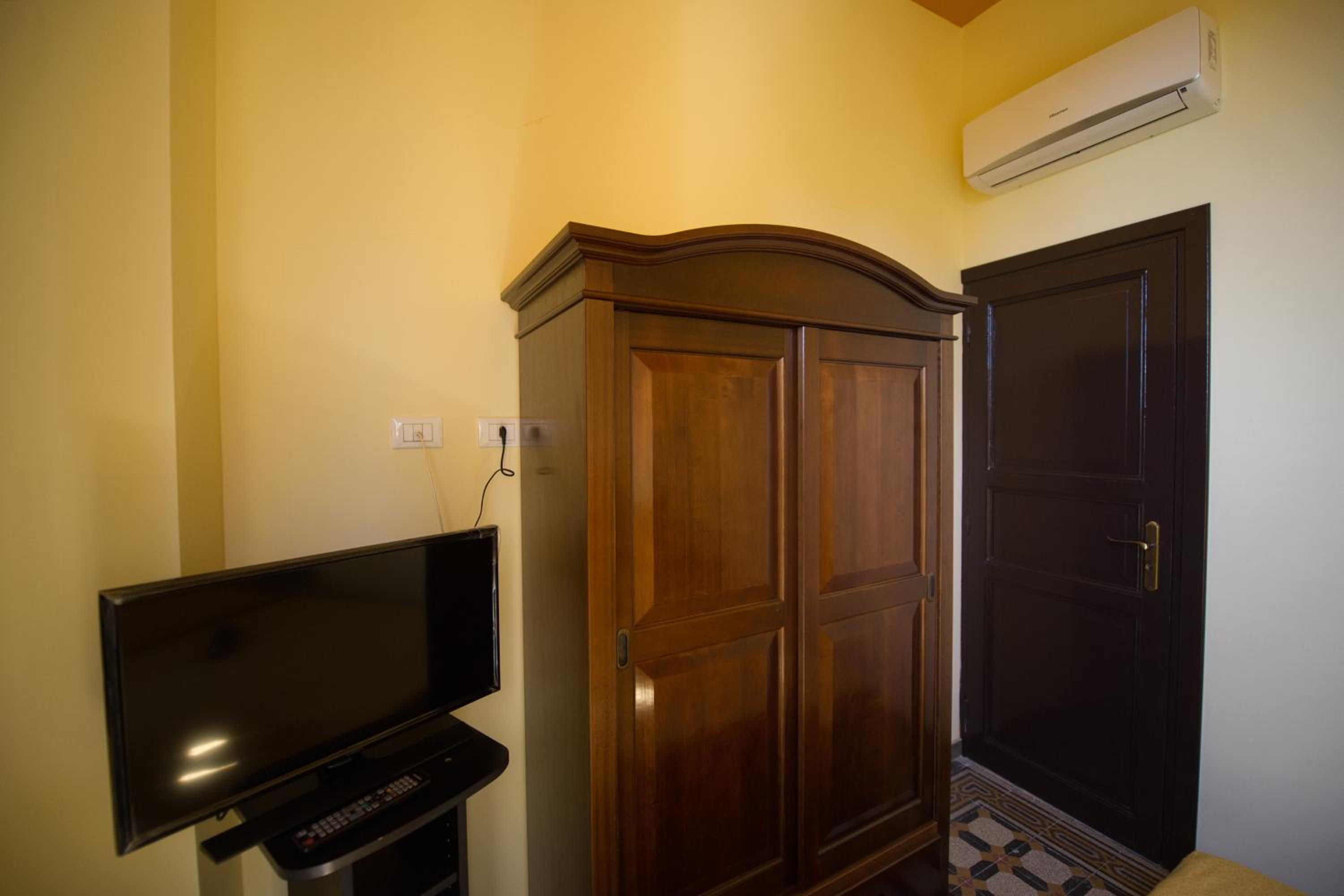 Double Room with Private External Bathroom photo 1