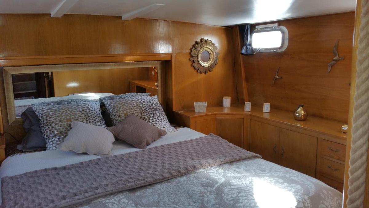 Boat (up to 4 adults)