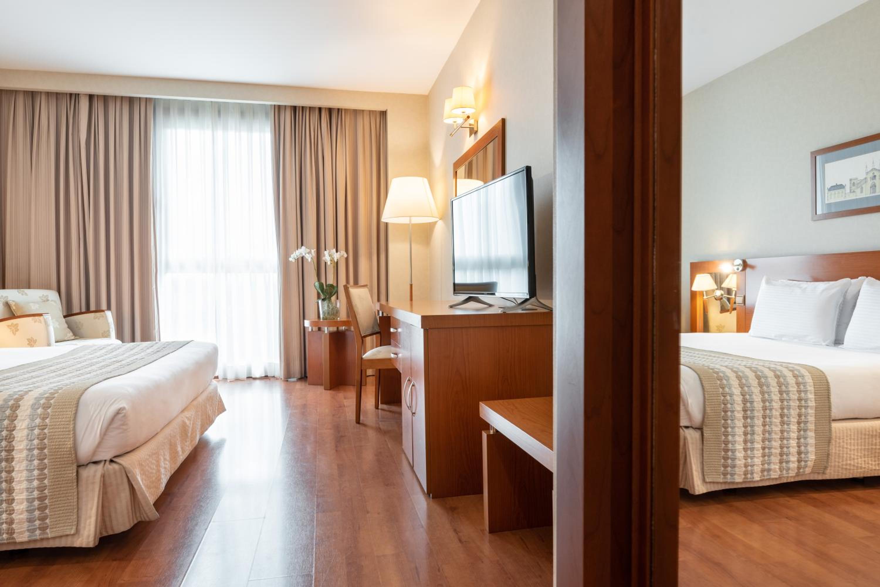 Two Connecting Double Rooms - Photo 2