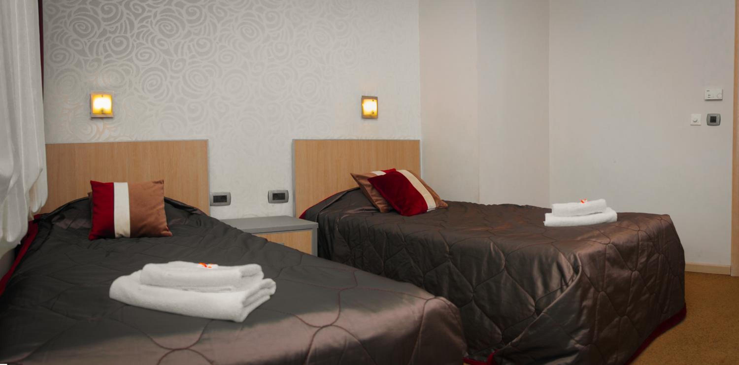Twin Room - Photo 3