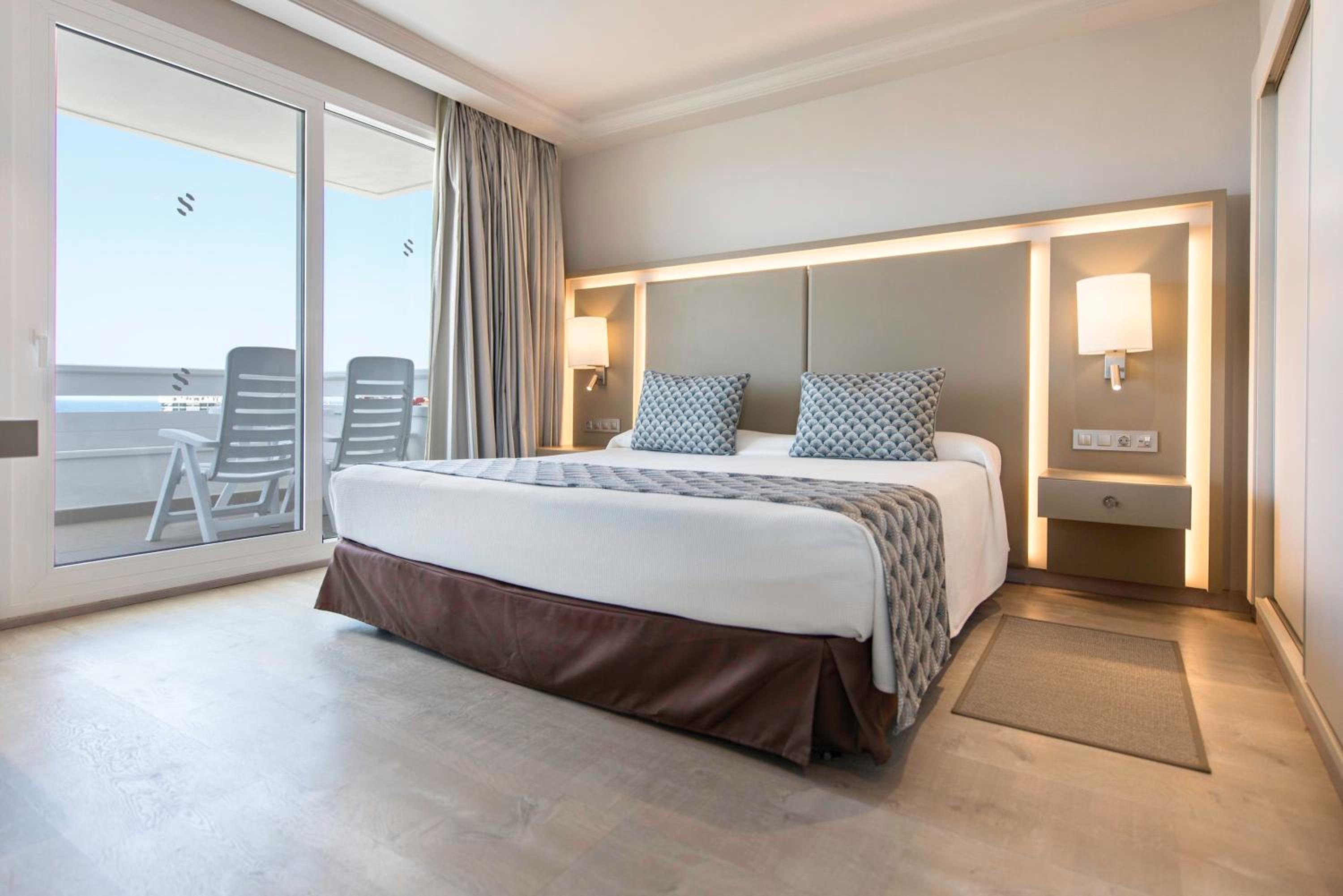Up Room (2 Adults) thumbnail 5