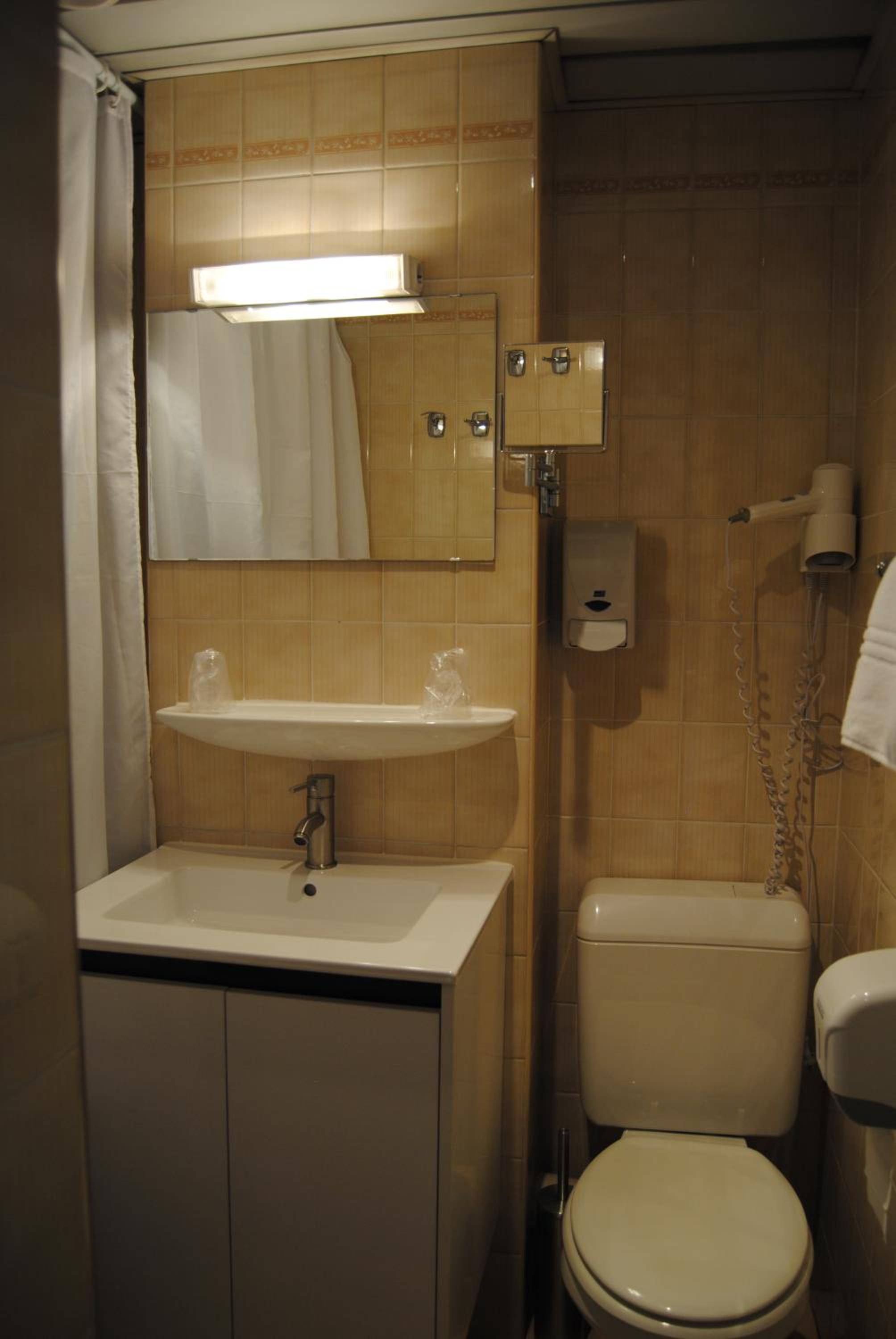 Standard Double or Twin Room photo 3