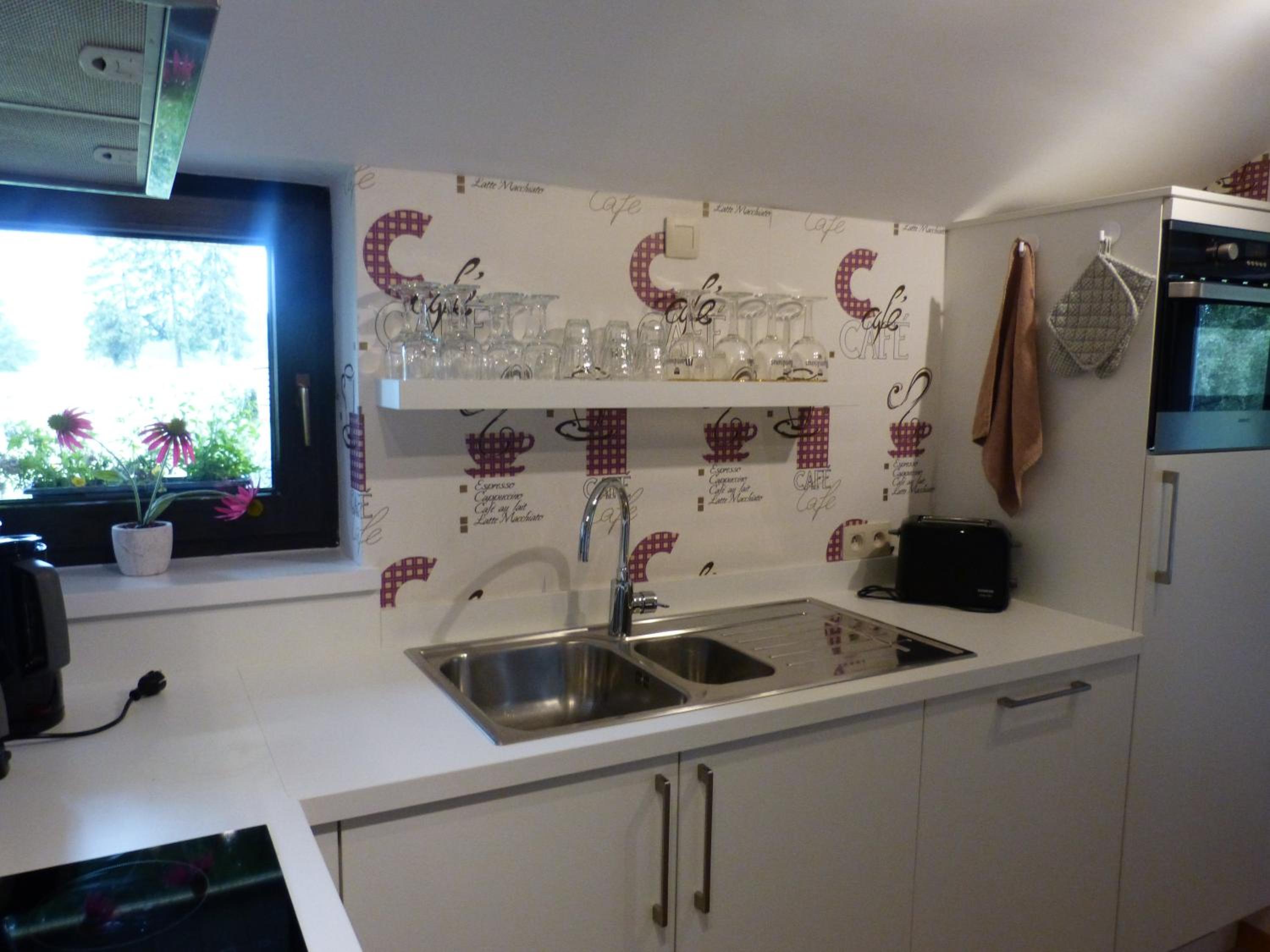 One-Bedroom Apartment with Balcony and Mountain View   photo 3