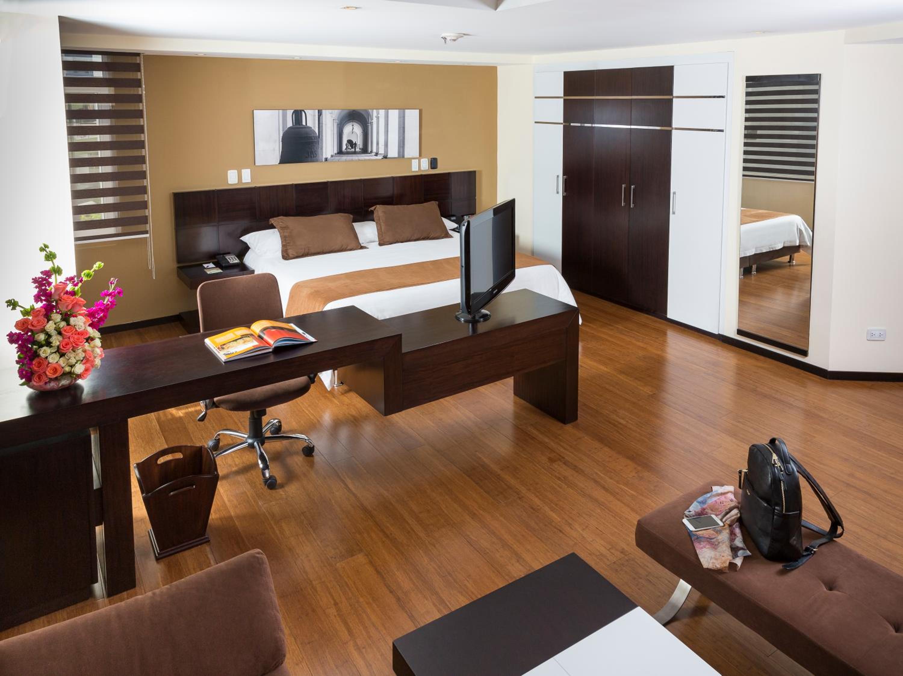 Deluxe King Room - Photo 9