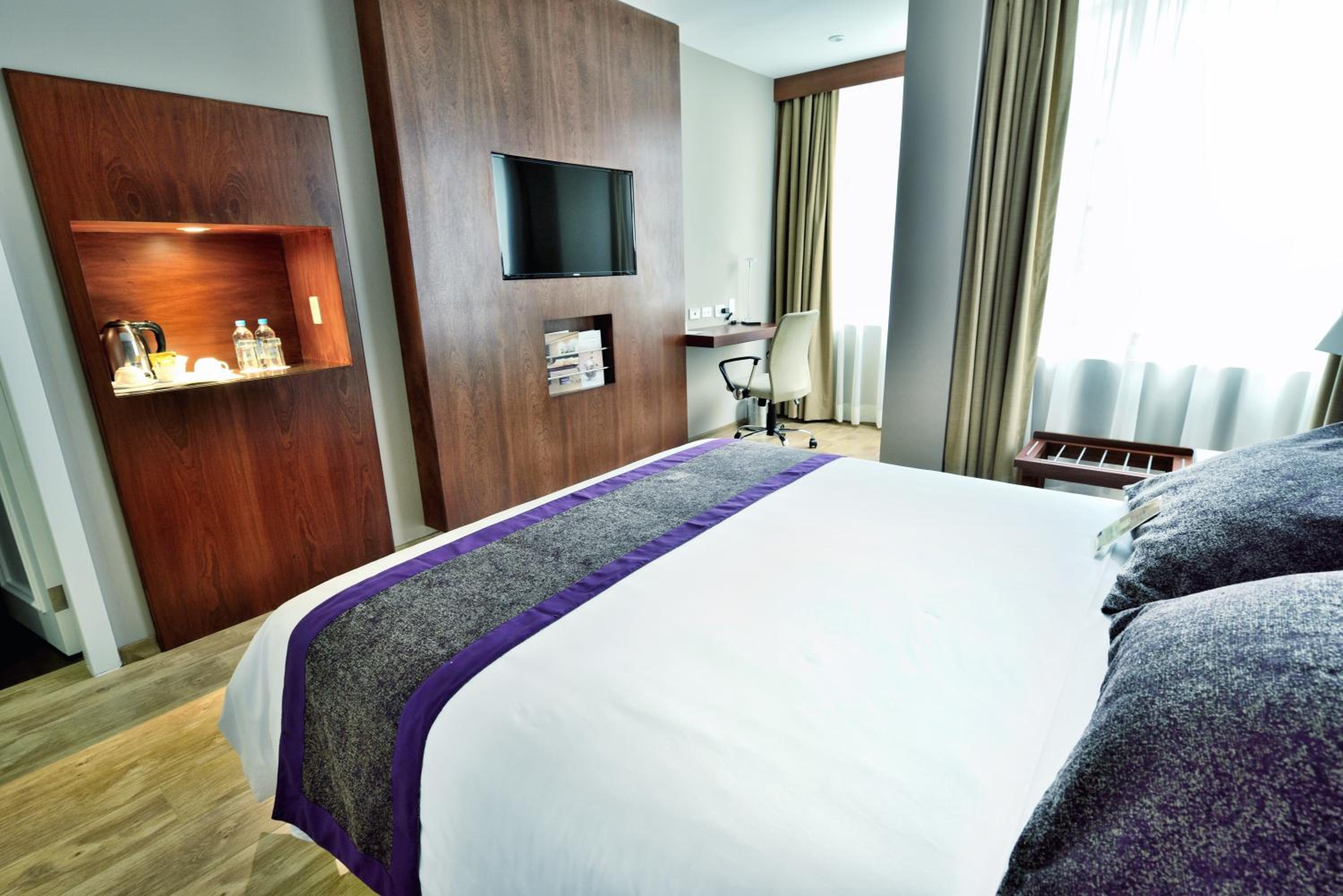 Superior King Room with One King Bed - Photo 29