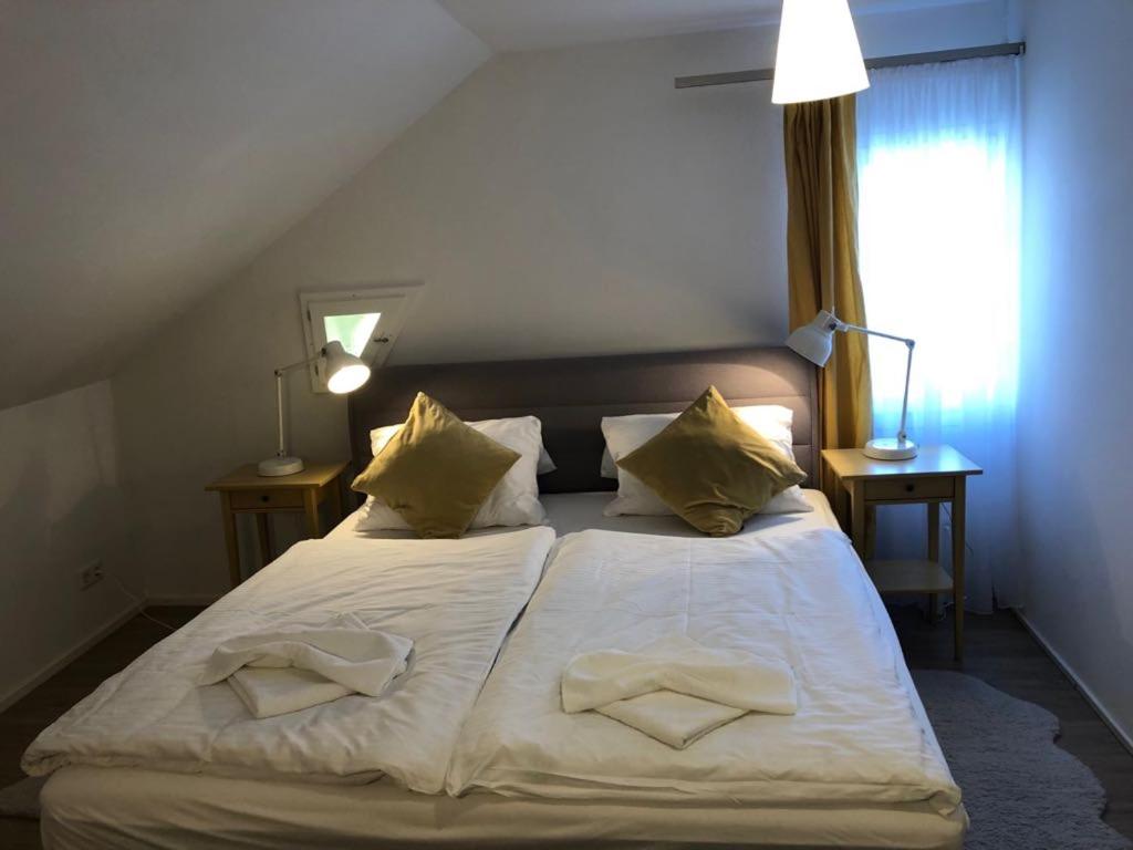 Large Double Room - Photo 1