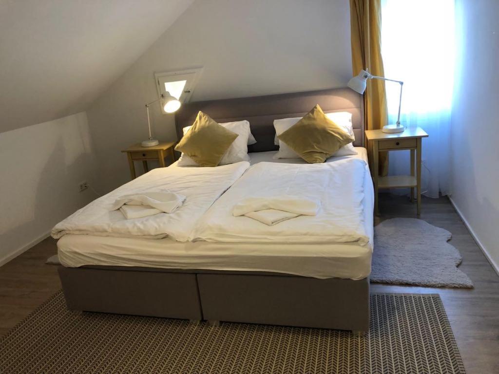 Large Double Room - Photo 3