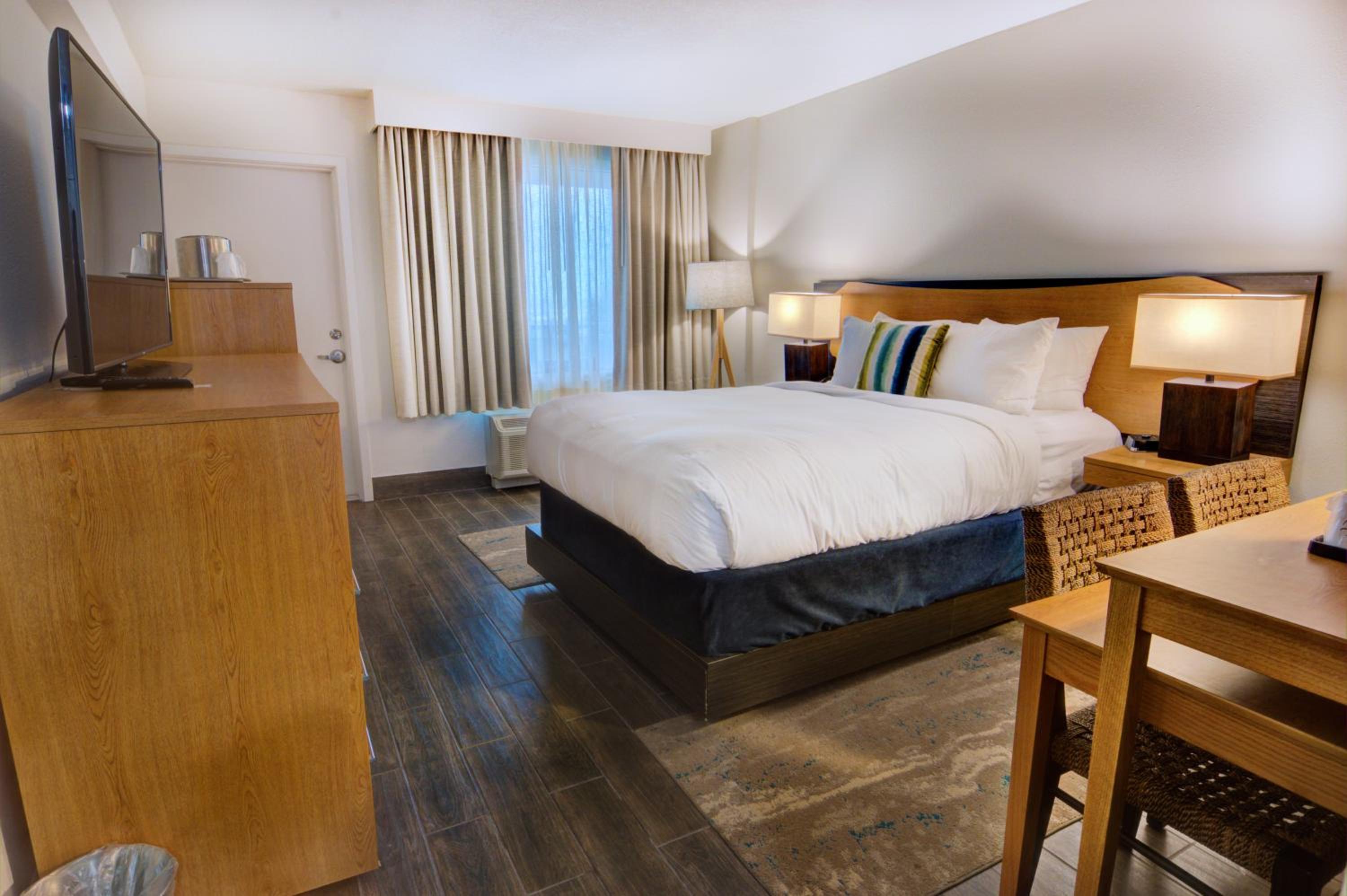 Queen Room with Balcony - Partial Ocean View/Disability Accessible photo 1