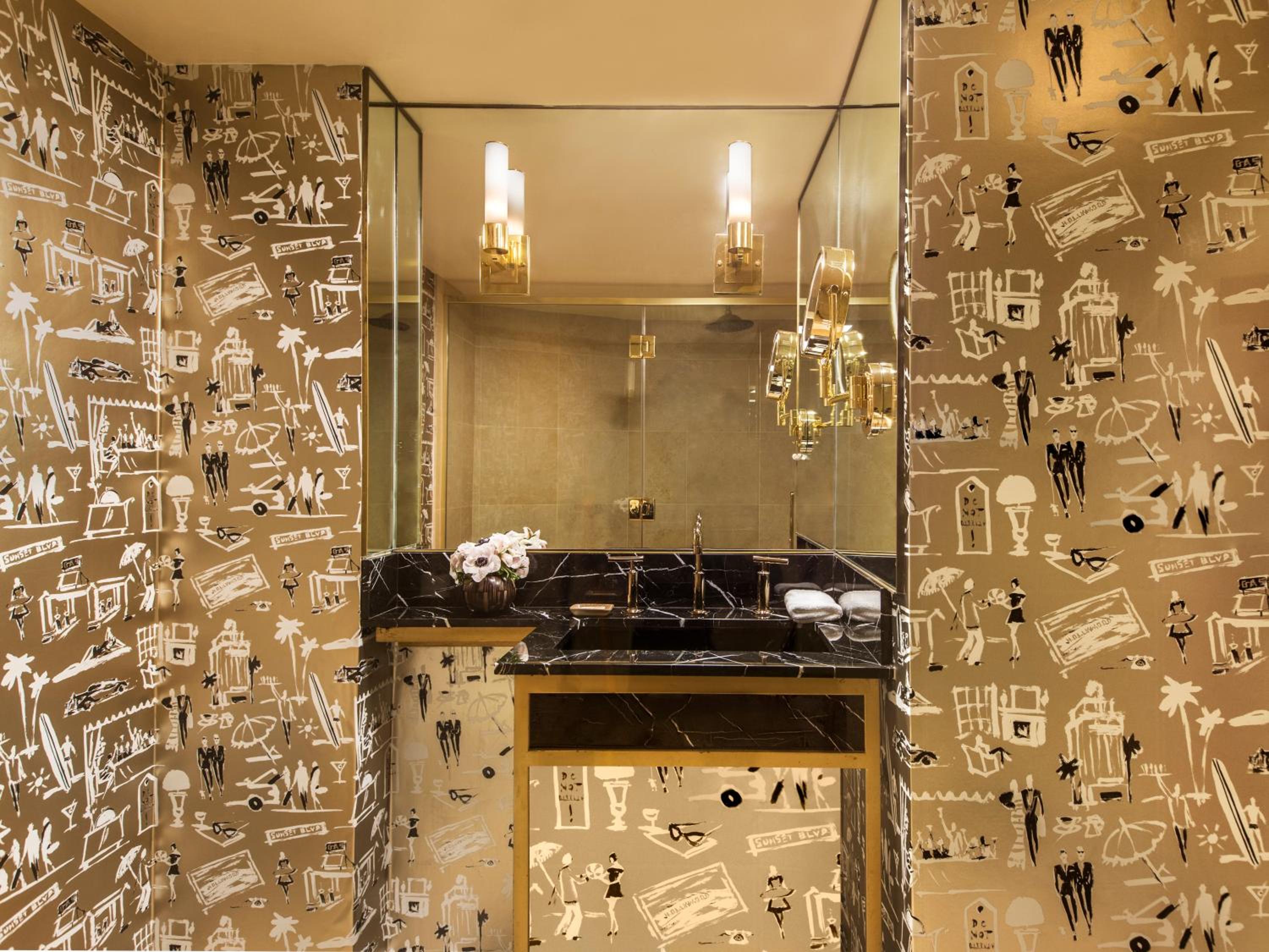 Superior Queen Room with One Queen Bed (Non Smoking)