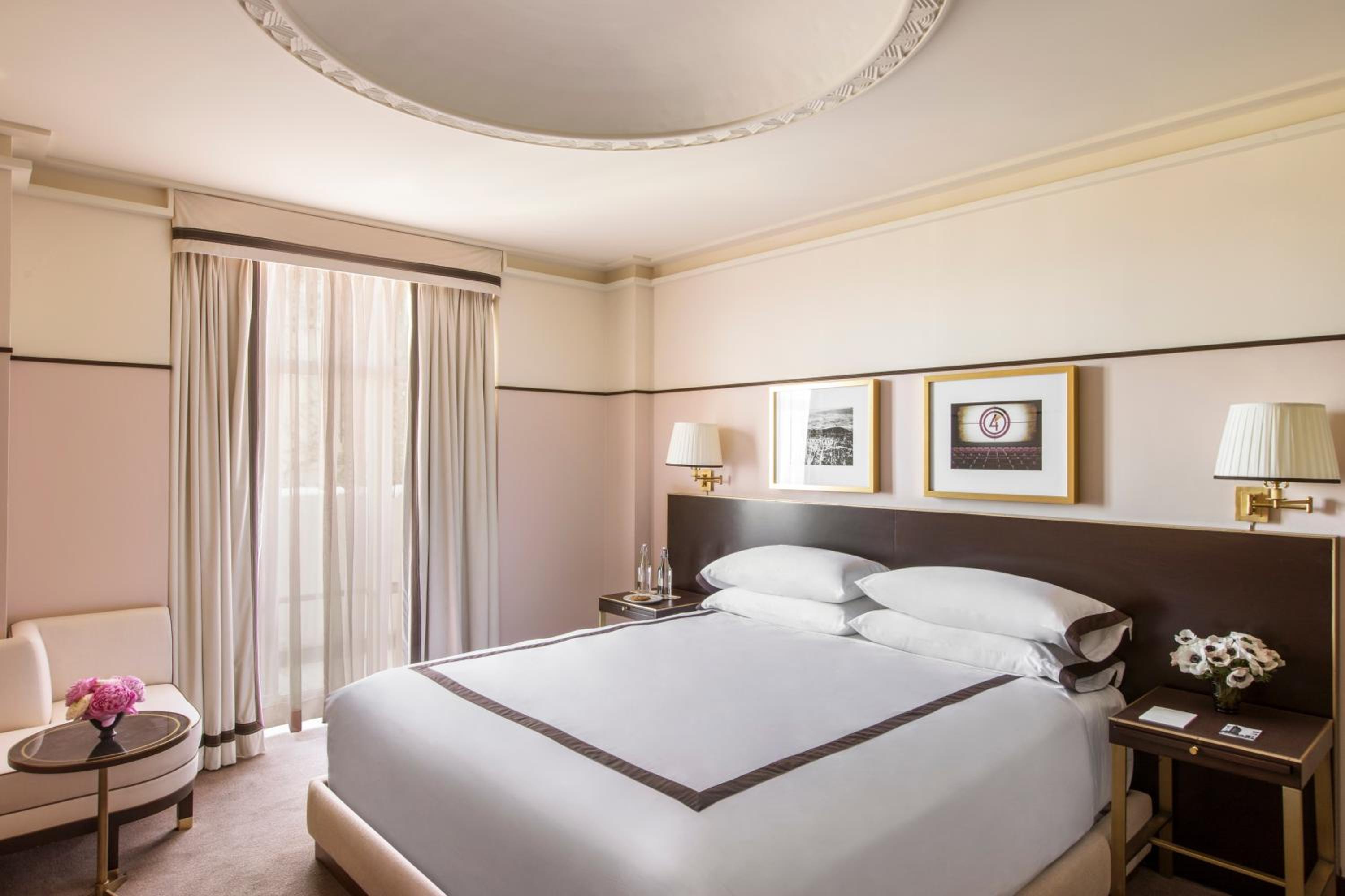 Superior Queen Room with One Queen Bed (Non Smoking)