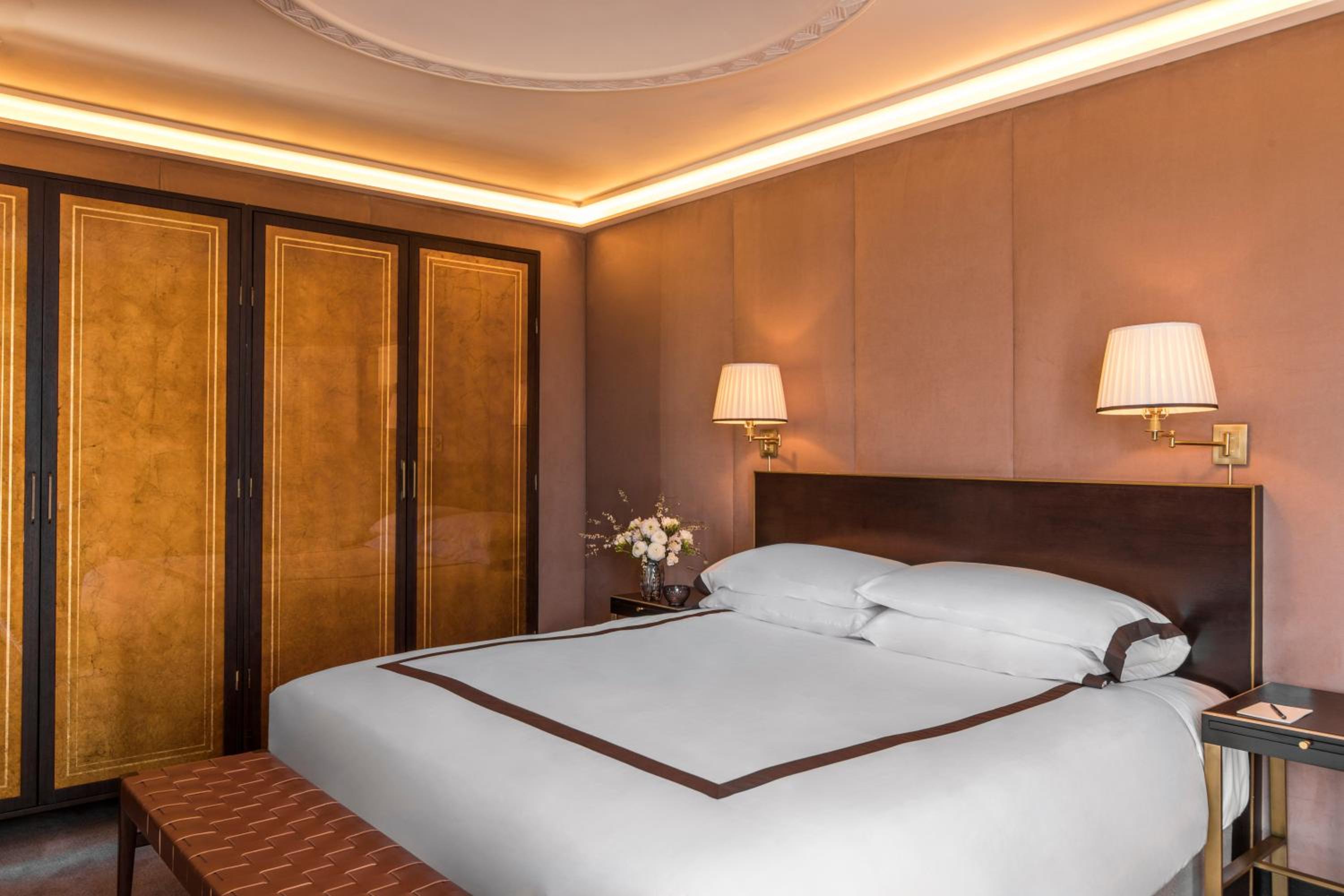 Superior Queen Room with One Queen Bed (Non Smoking) thumbnail 5
