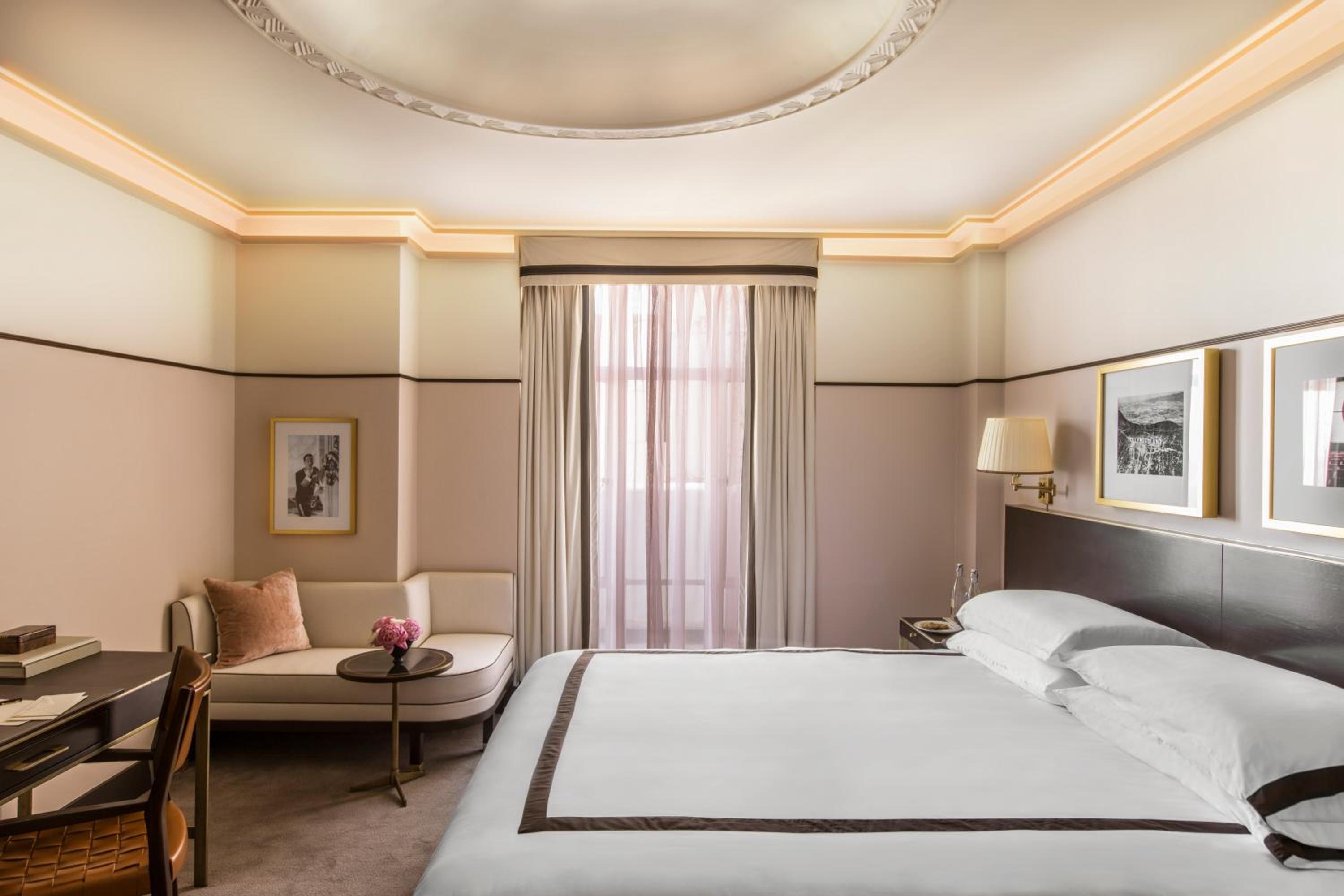 Superior Queen Room with One Queen Bed (Non Smoking)